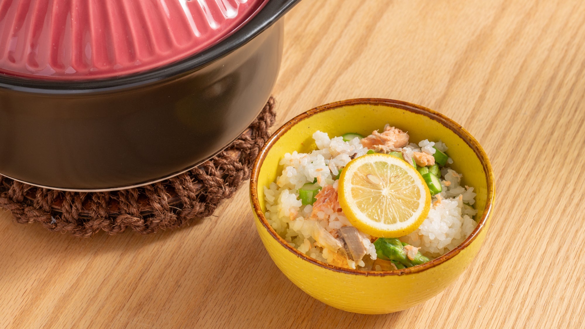 Hasegawa Akari's Spring Donabe Recipe: Salmon and Asparagus Takikomi Gohan
