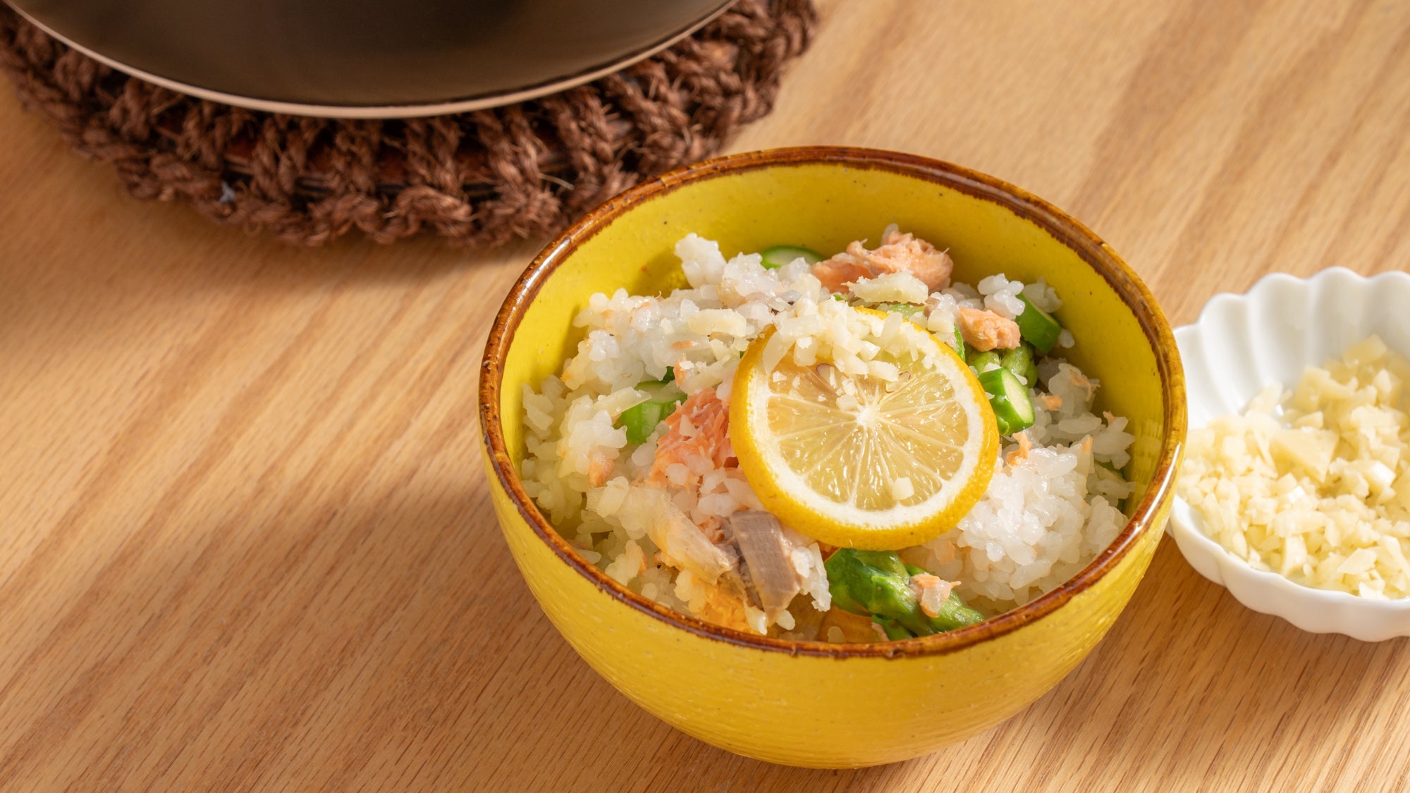 Hasegawa Akari's Spring Donabe Recipe: Salmon and Asparagus Takikomi Gohan