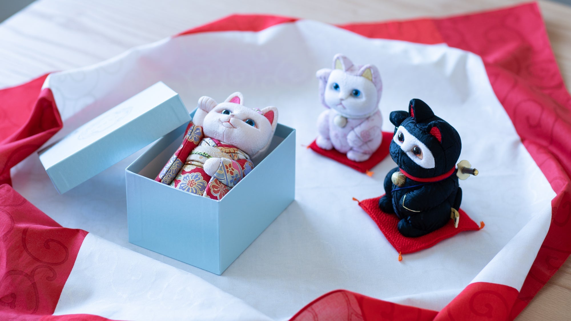 Great as a Gift! Lucky Cats with Kimekomi Doll Craftsmanship