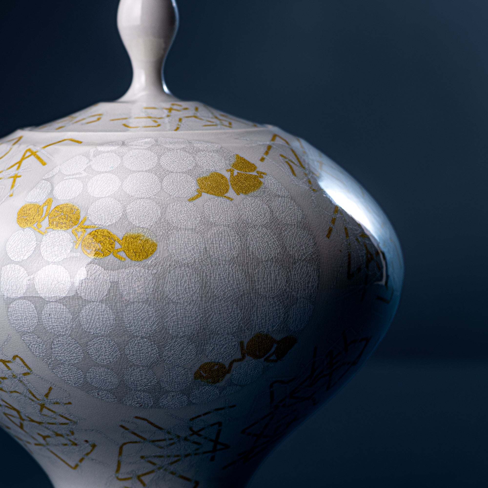 Yuri-Ginsai White Silver Circular Pattern Lidded Vase