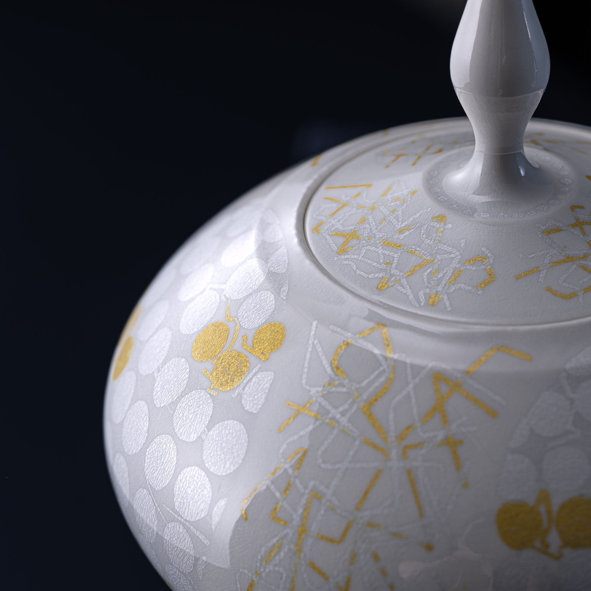 Yuri-Ginsai White Silver Circular Pattern Lidded Vase