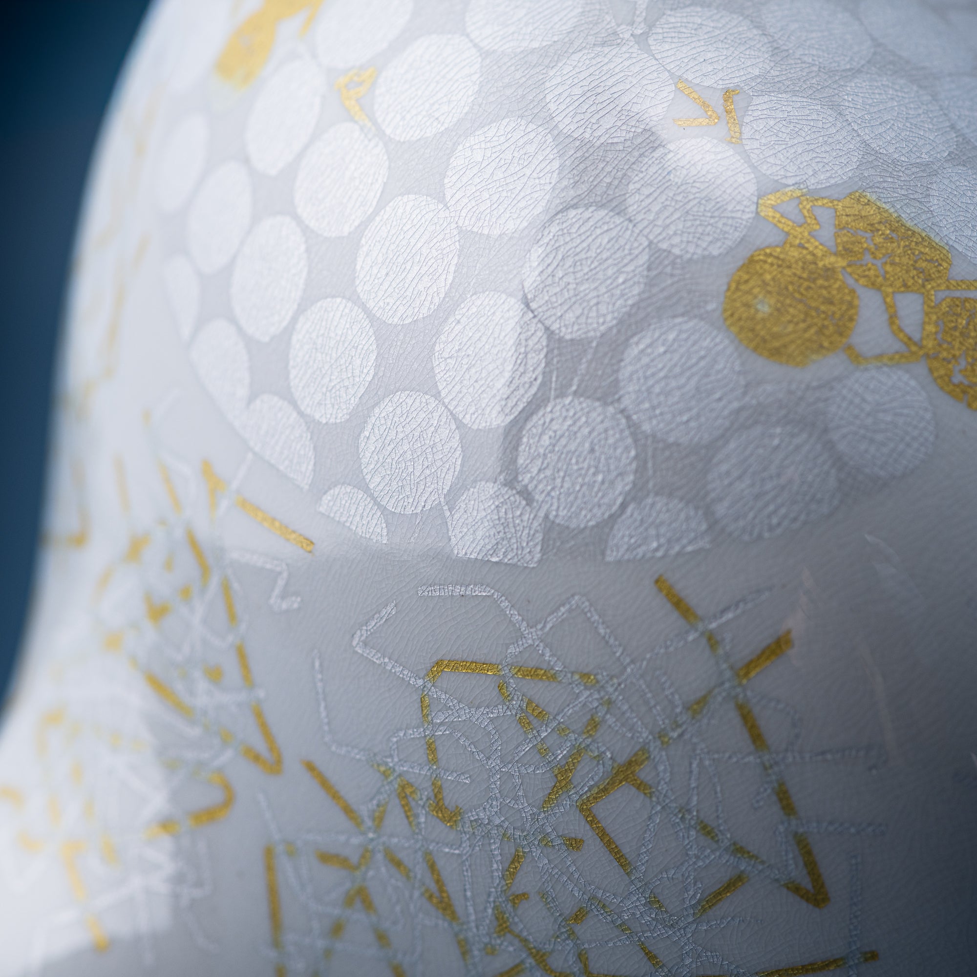Yuri-Ginsai White Silver Circular Pattern Lidded Vase