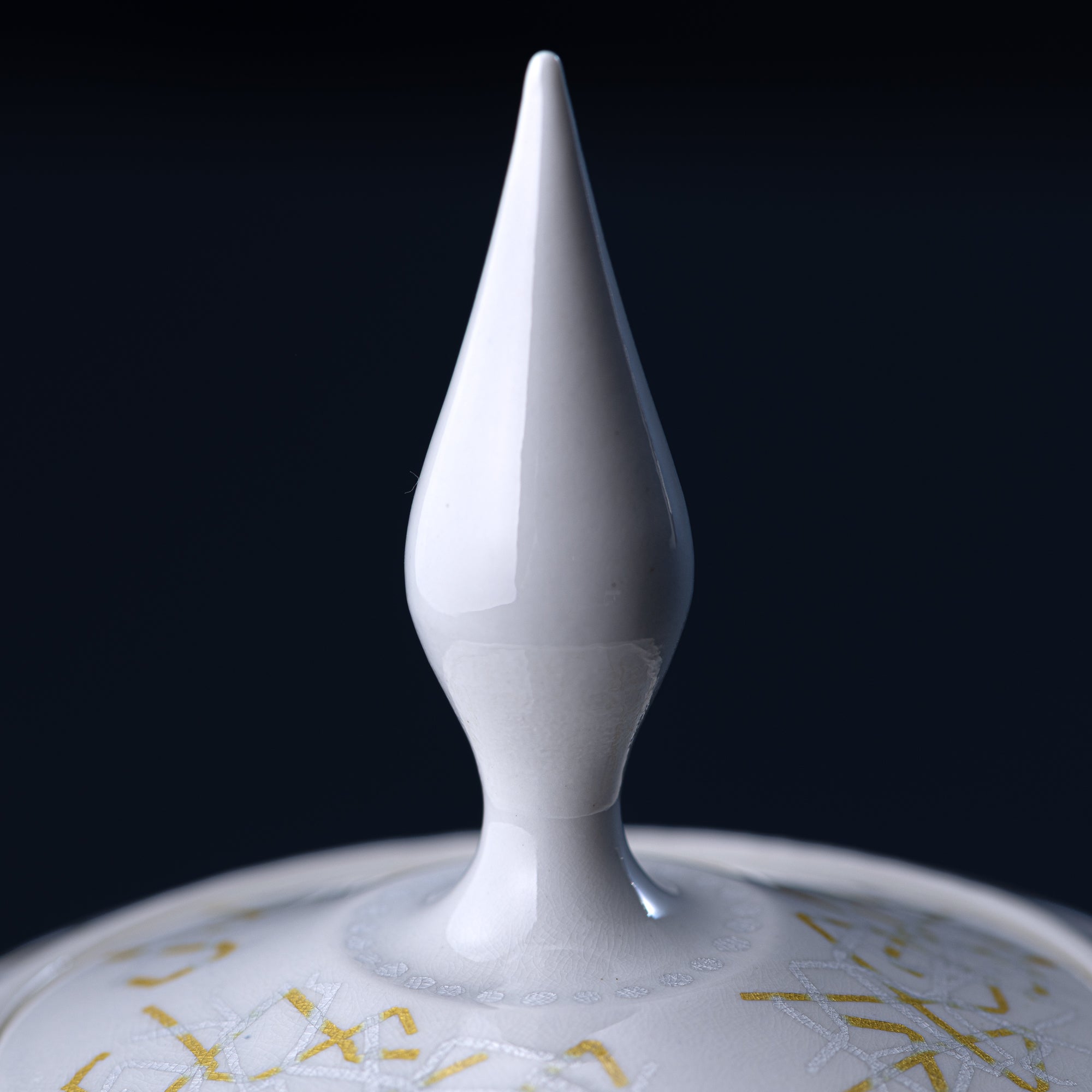 Yuri-Ginsai White Silver Circular Pattern Lidded Vase