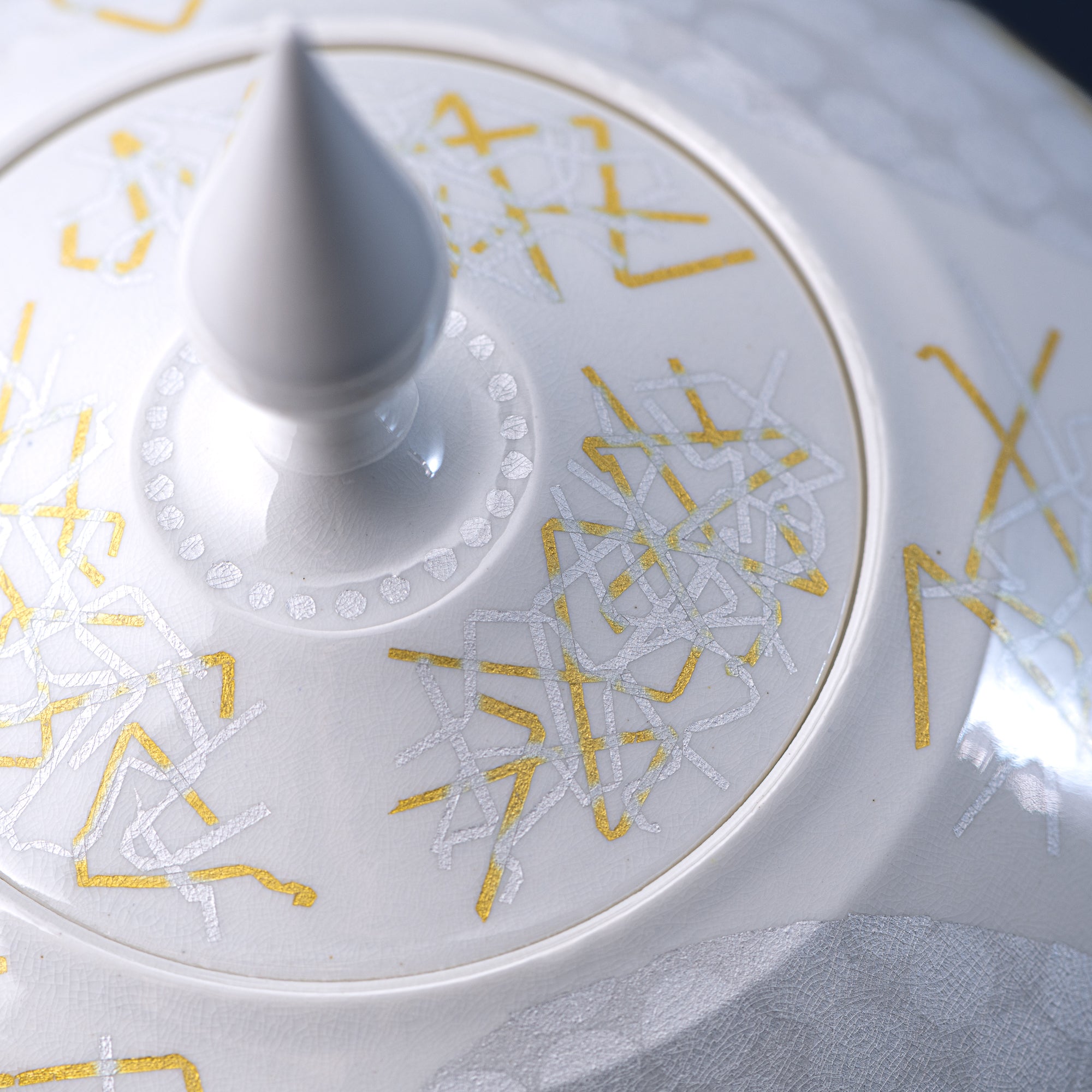 Yuri-Ginsai White Silver Circular Pattern Lidded Vase