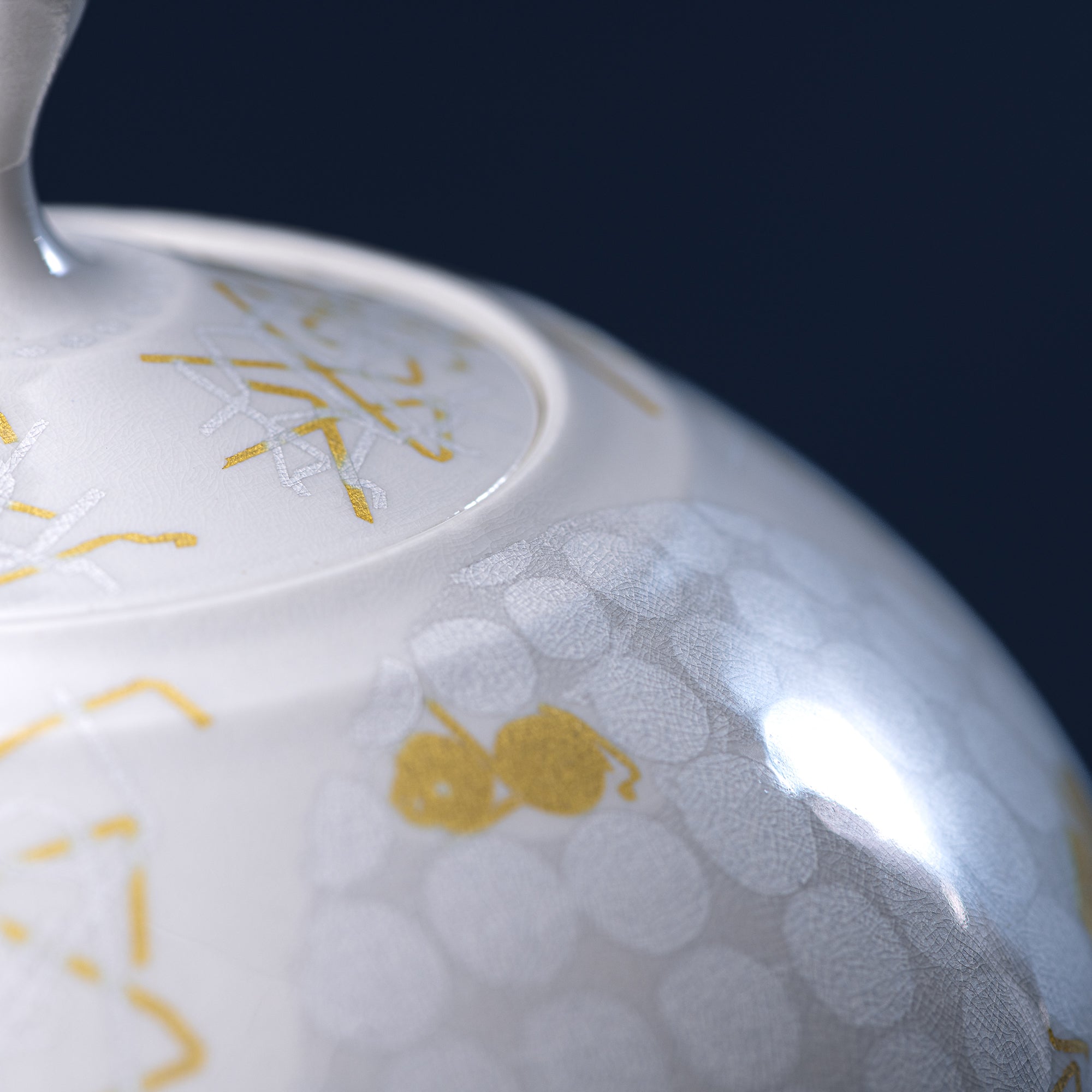 Yuri-Ginsai White Silver Circular Pattern Lidded Vase