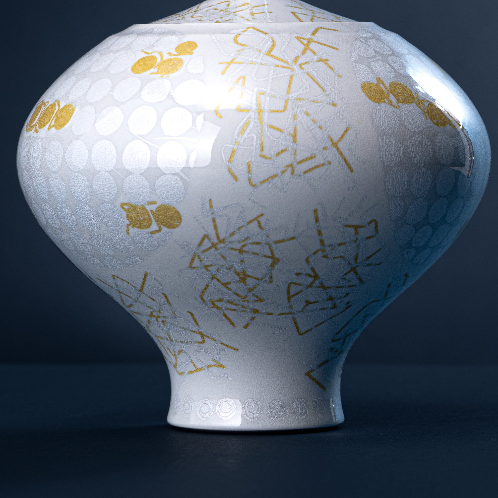 Yuri-Ginsai White Silver Circular Pattern Lidded Vase