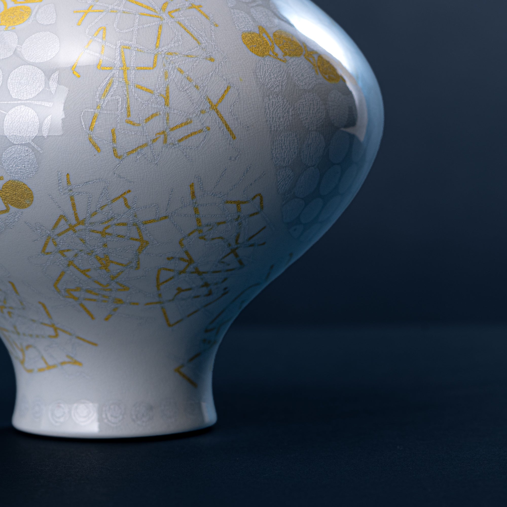Yuri-Ginsai White Silver Circular Pattern Lidded Vase