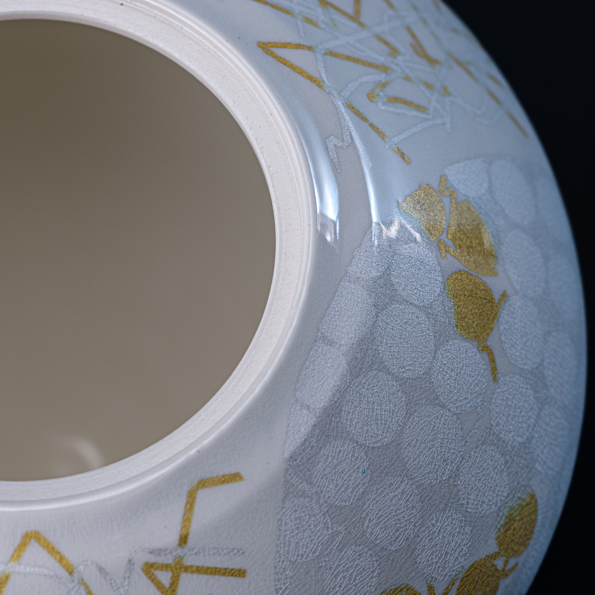 Yuri-Ginsai White Silver Circular Pattern Lidded Vase
