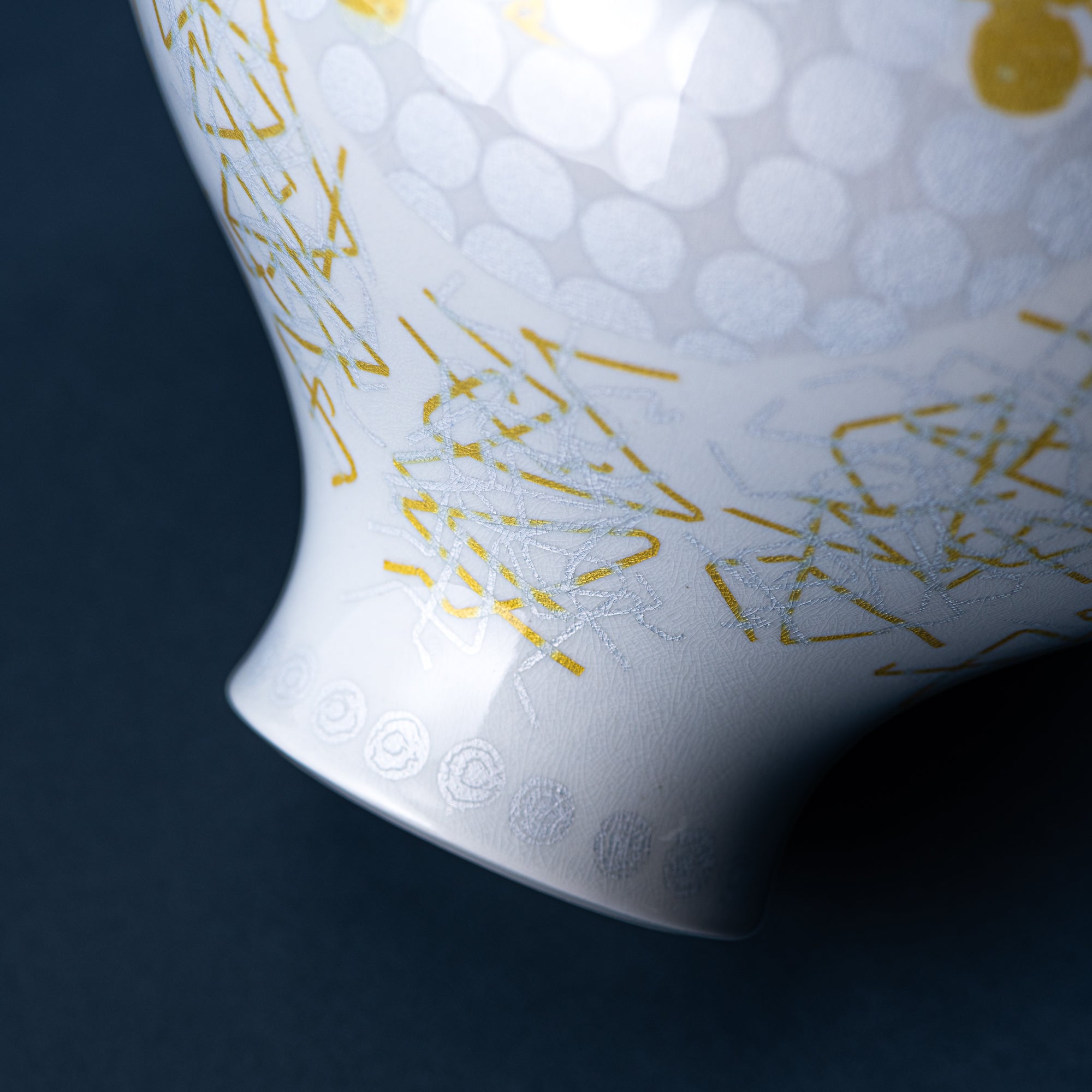 Yuri-Ginsai White Silver Circular Pattern Lidded Vase