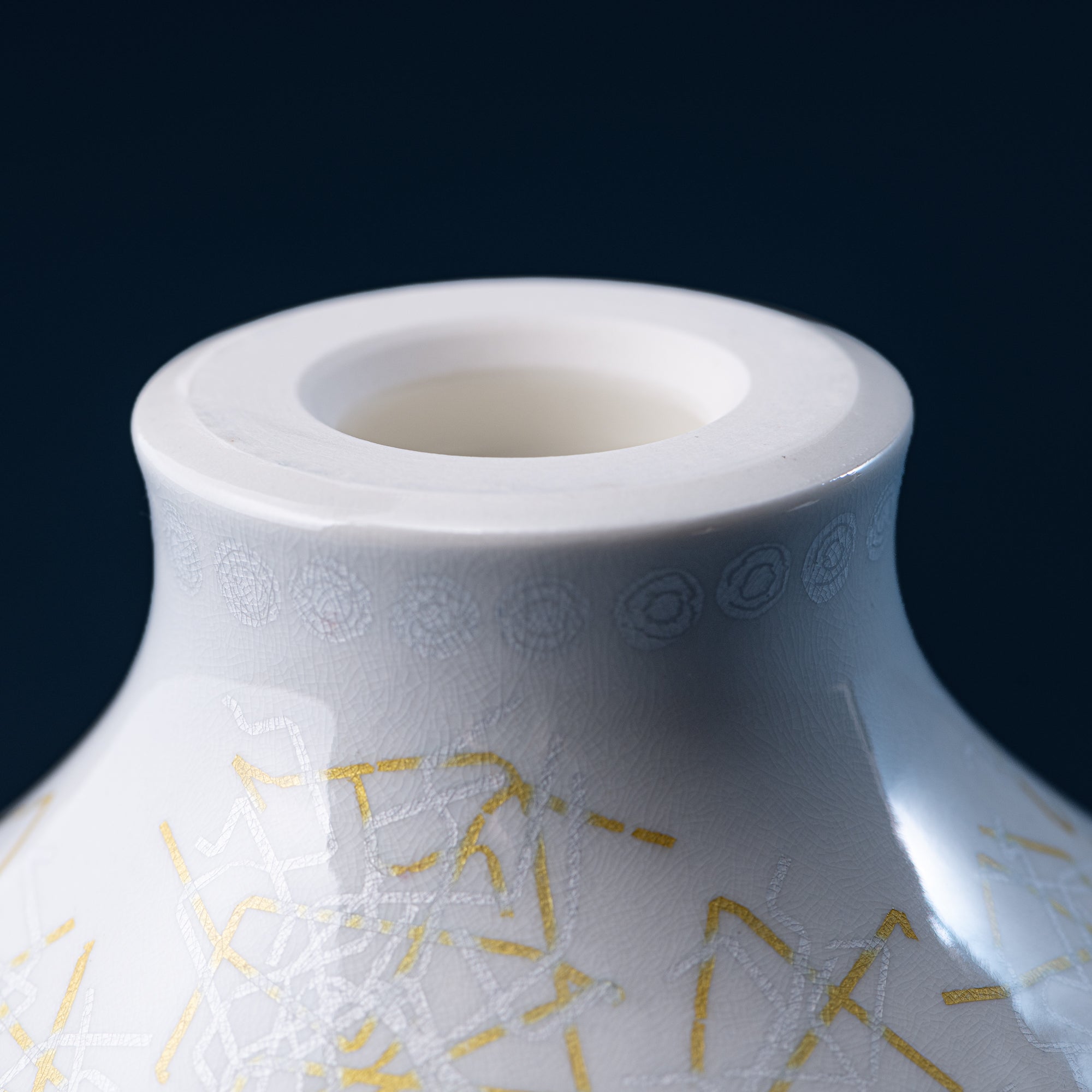 Yuri-Ginsai White Silver Circular Pattern Lidded Vase