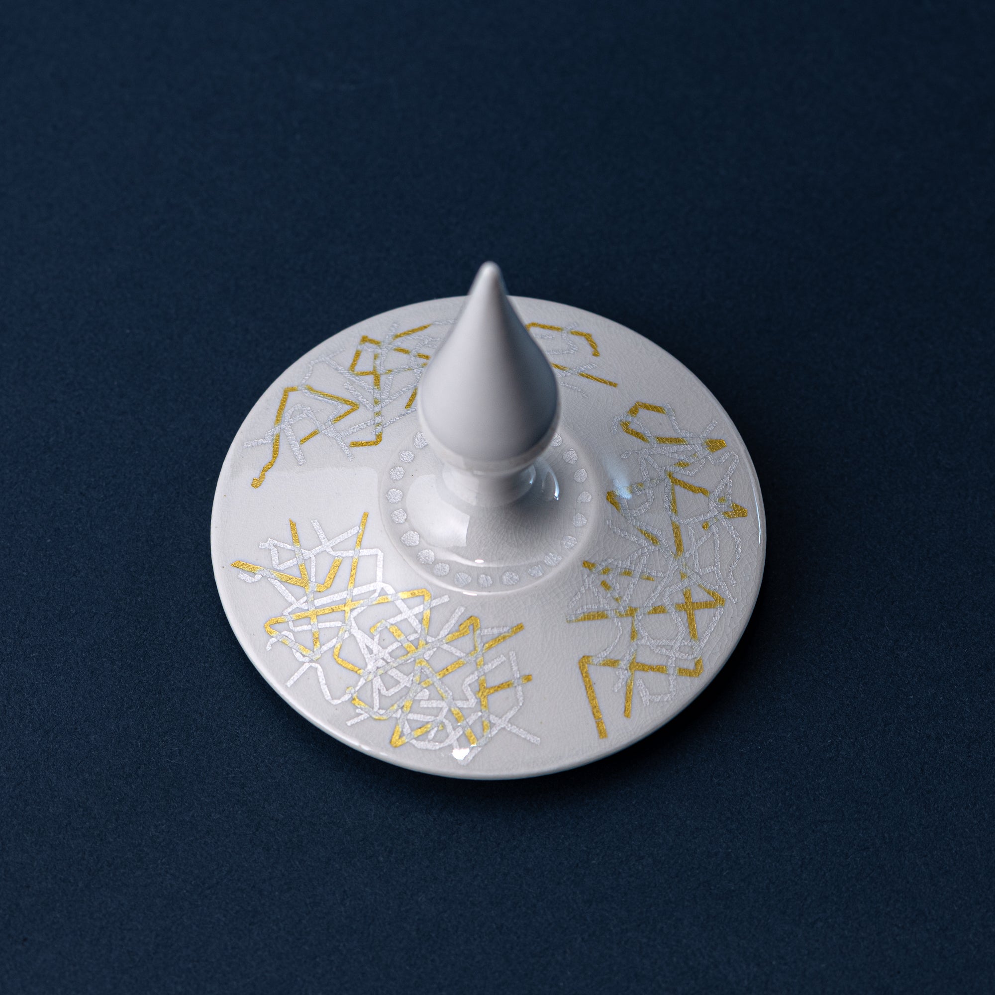 Yuri-Ginsai White Silver Circular Pattern Lidded Vase
