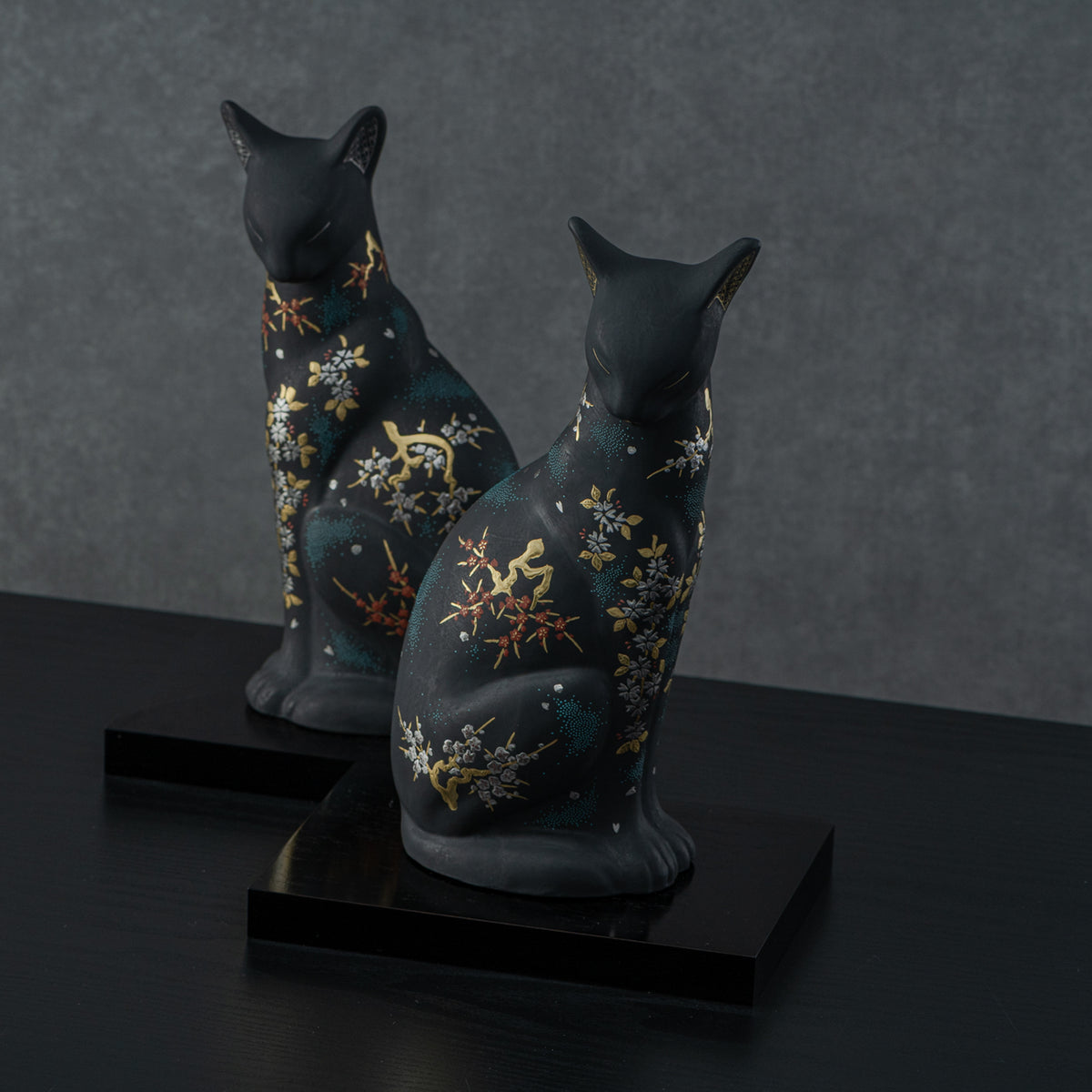 Morikin Aochibu Perserkatzenfigur nach rechts blickend