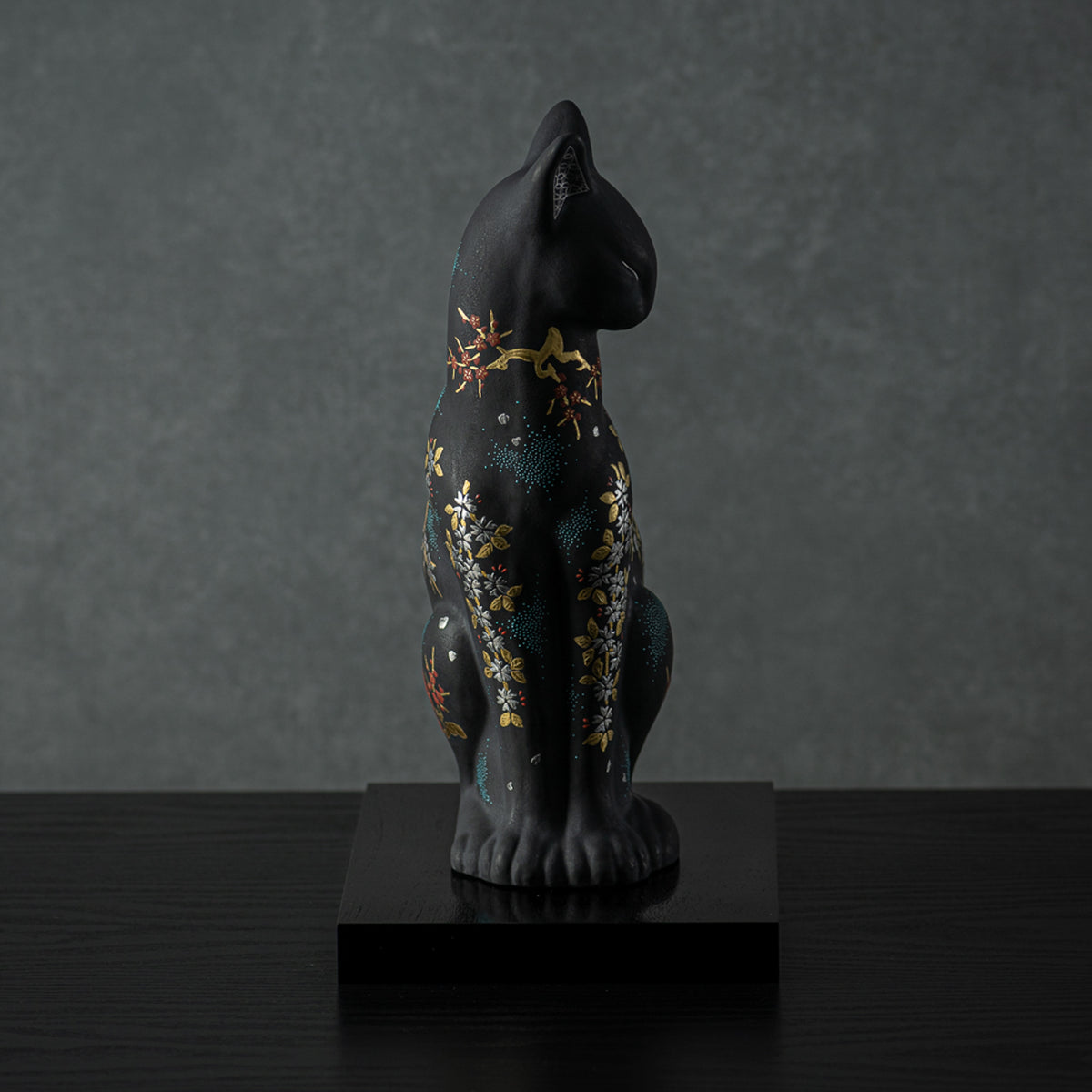 Morikin Aochibu Perserkatzenfigur nach links blickend