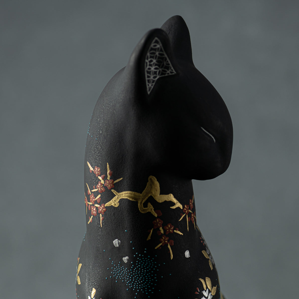 Morikin Aochibu Perserkatzenfigur nach links blickend