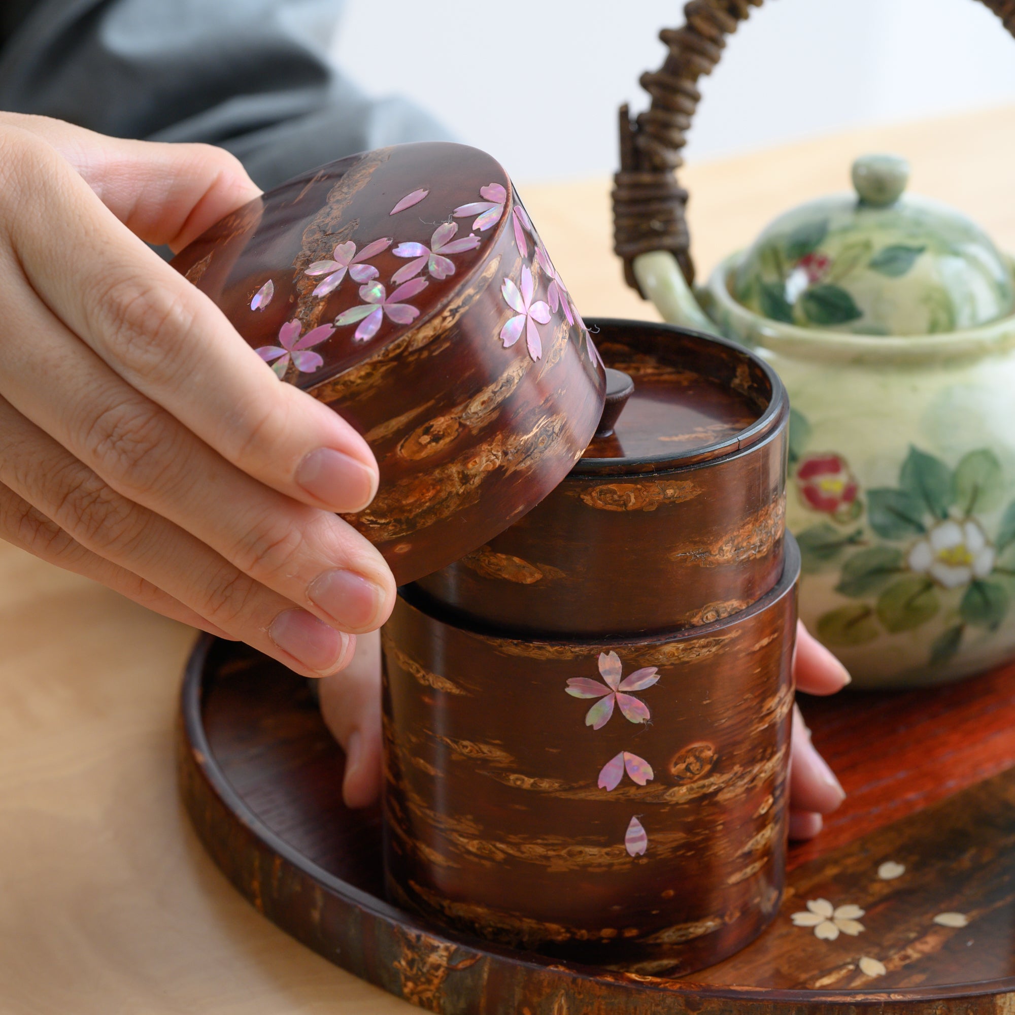 Recipiente para té Sakura Fubuki con incrustaciones de concha rosa