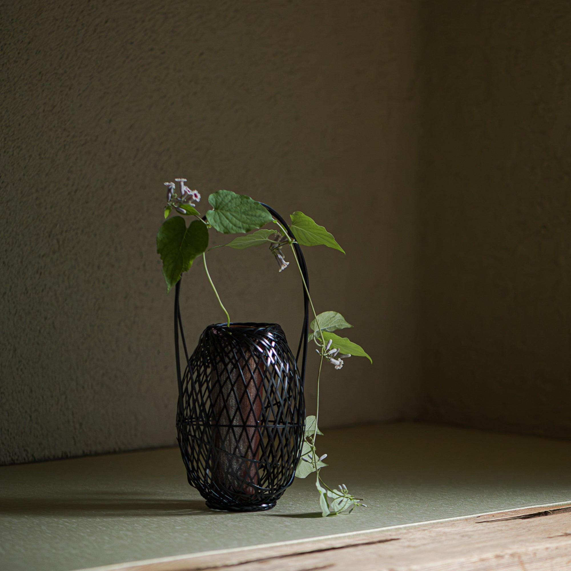 Jarrón japonés ovalado de cestería para flores