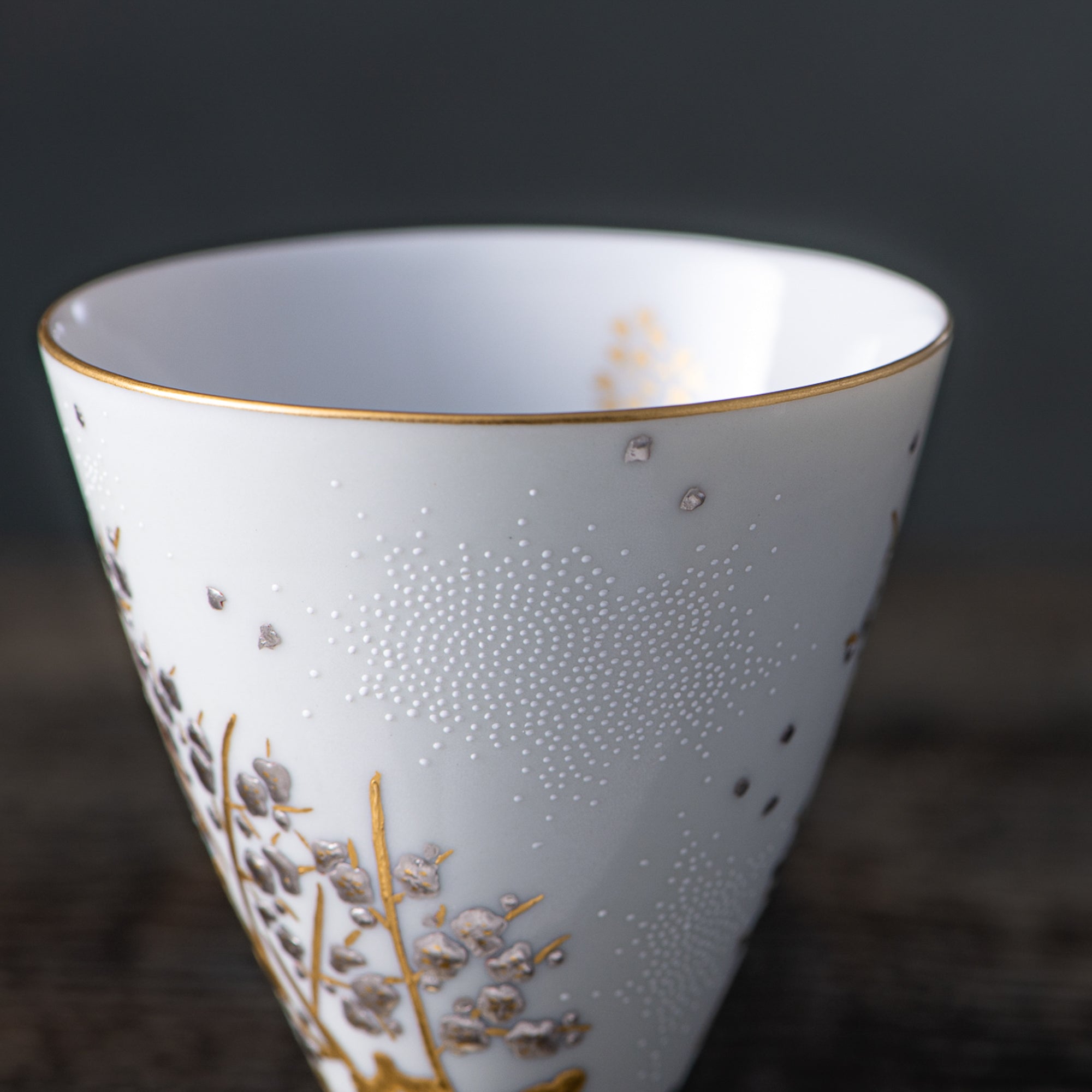Copa de sake Morikin Shirochibu con flor de ciruelo blanca