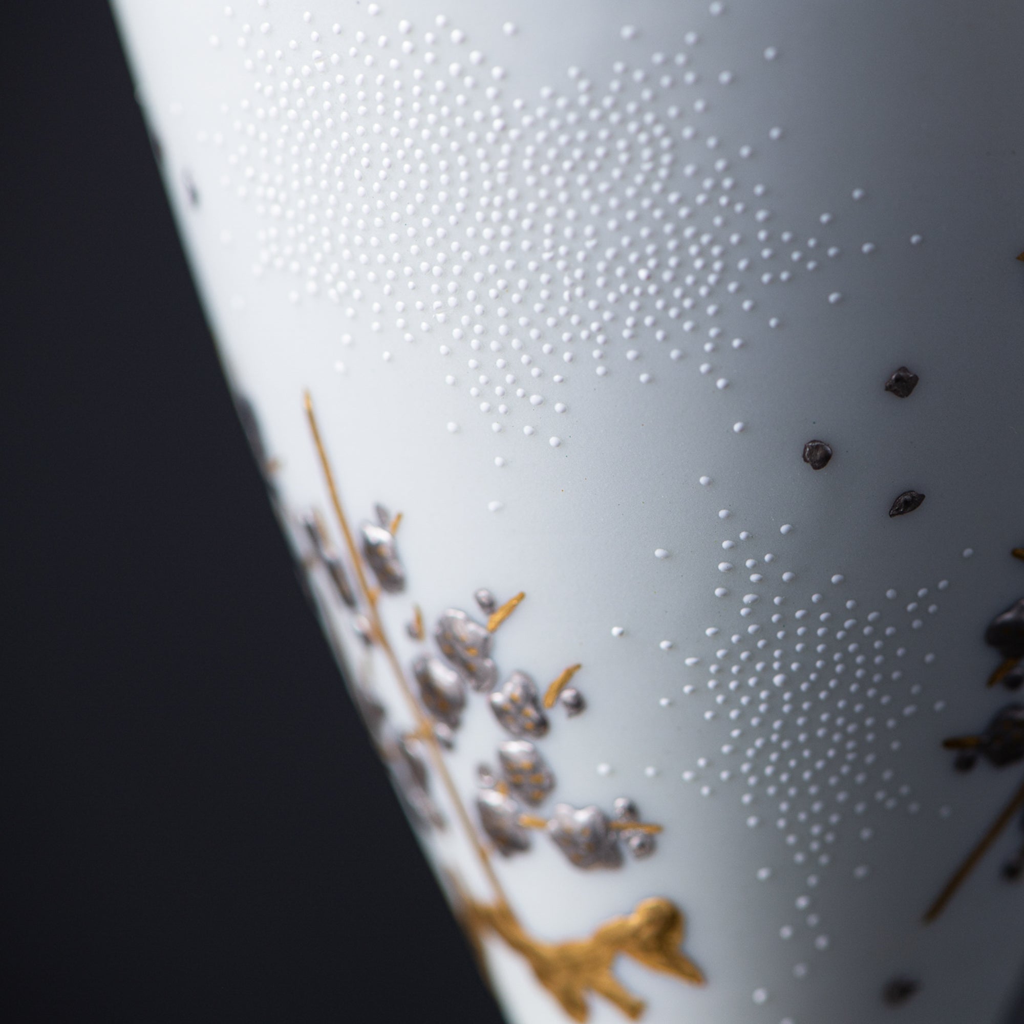 Copa de sake Morikin Shirochibu con flor de ciruelo blanca