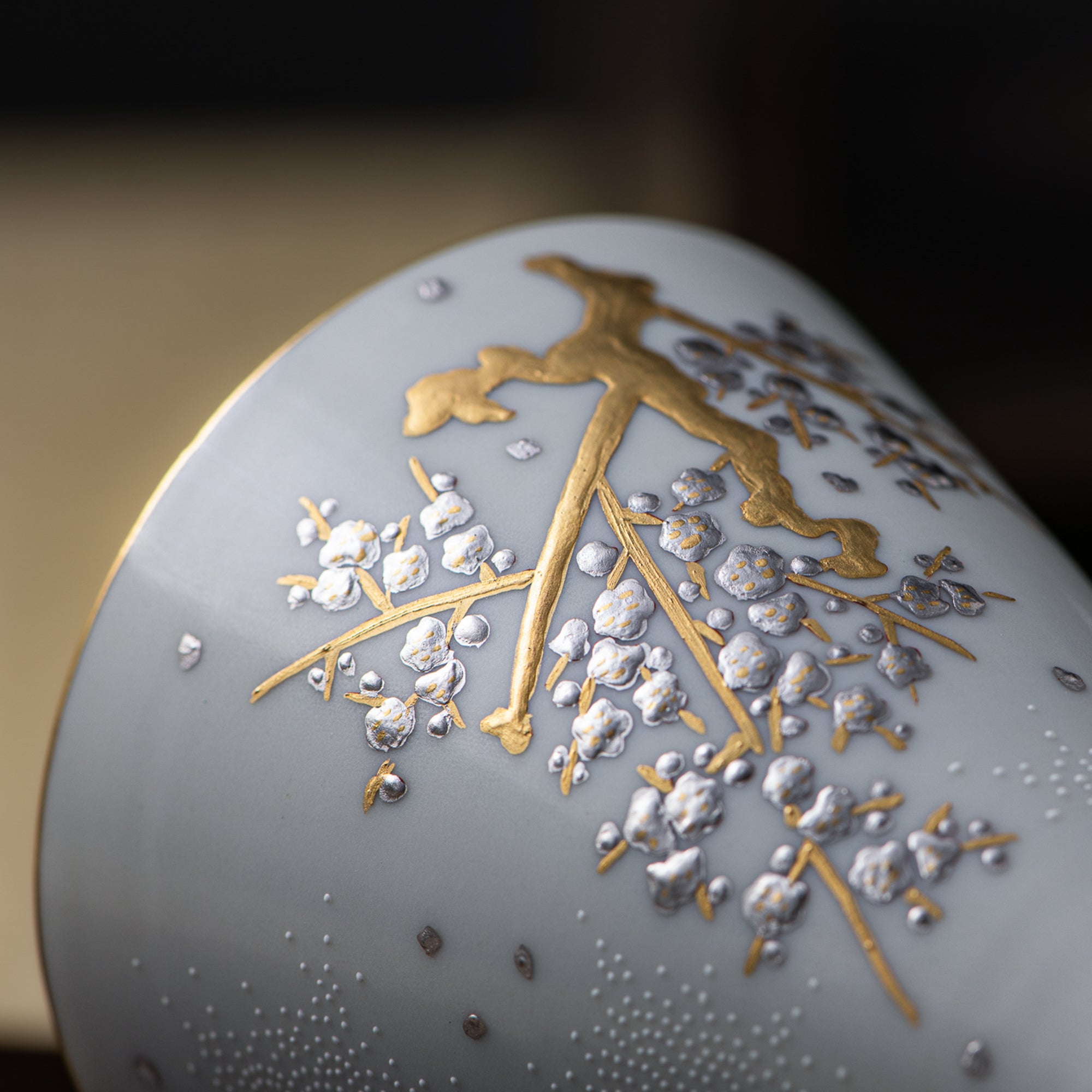 Copa de sake Morikin Shirochibu con flor de ciruelo blanca