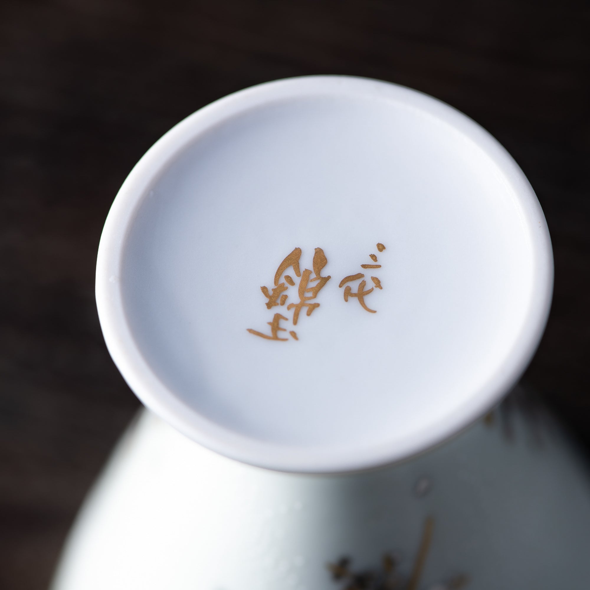 Copa de sake Morikin Shirochibu con flor de ciruelo blanca