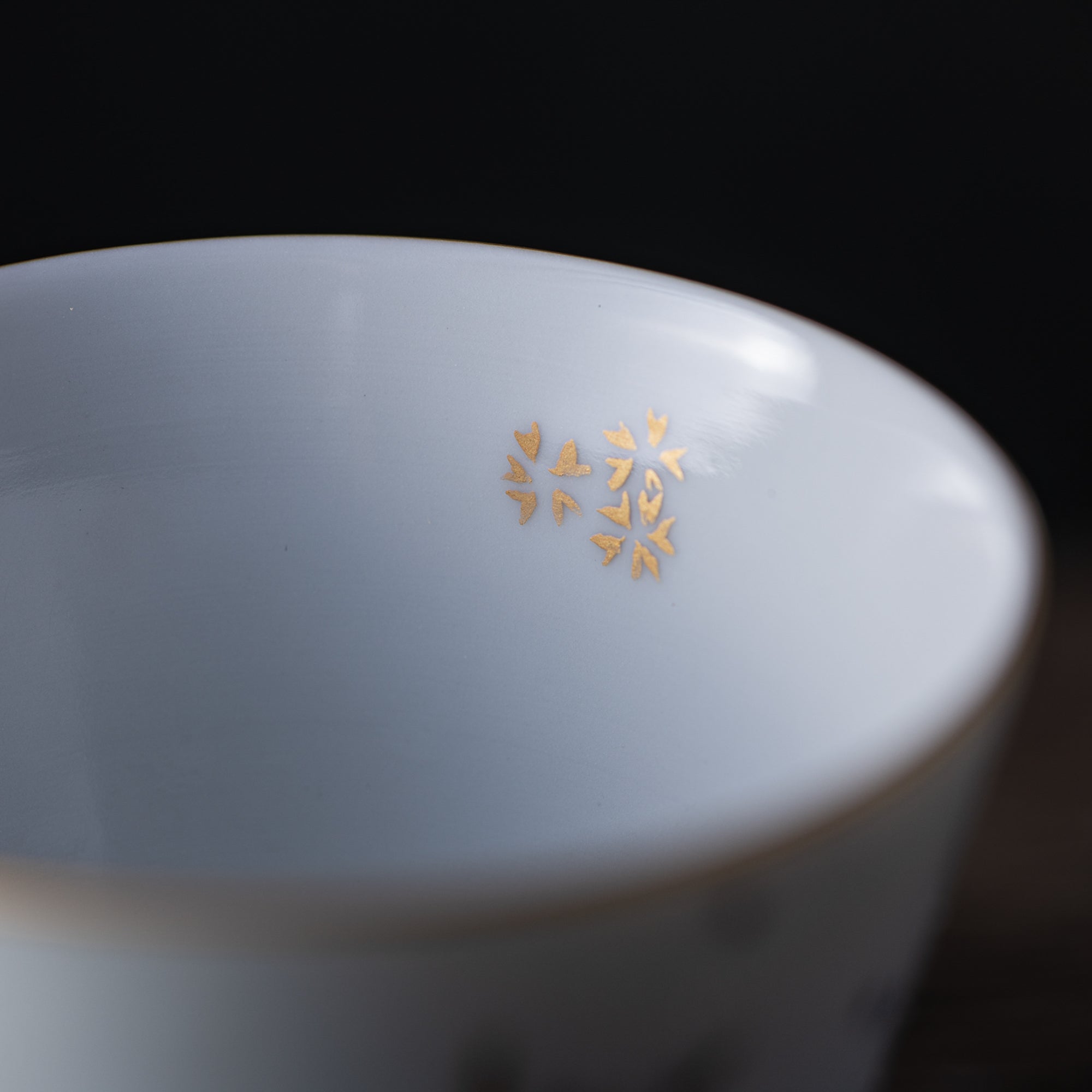 Copa de sake Morikin Shirochibu con flor de ciruelo blanca