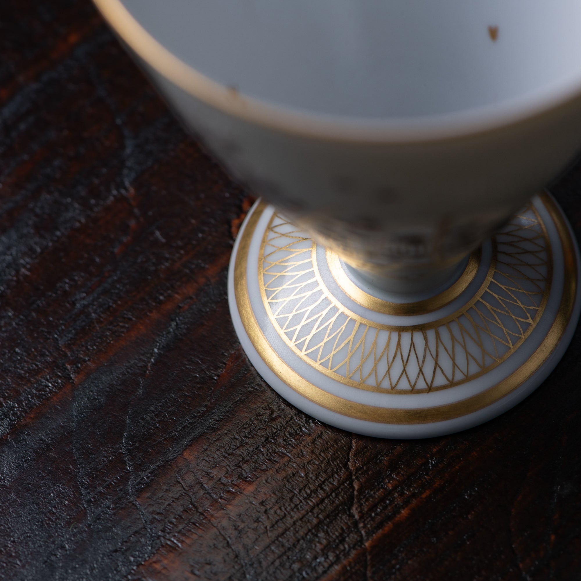Copa de sake Morikin Shirochibu con flor de ciruelo blanca