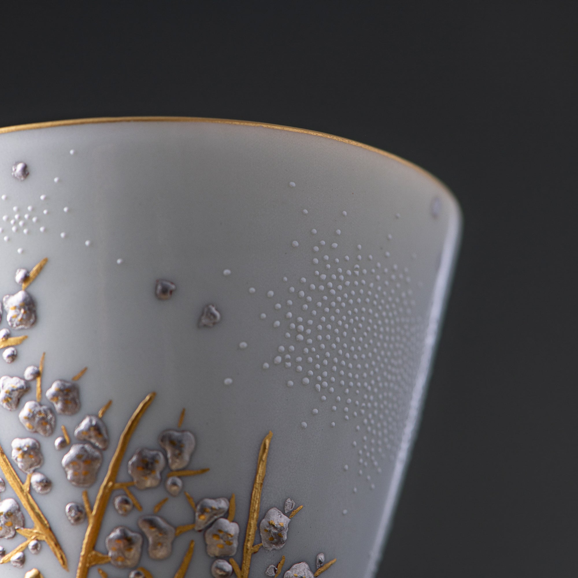 Copa de sake Morikin Shirochibu con flor de ciruelo blanca