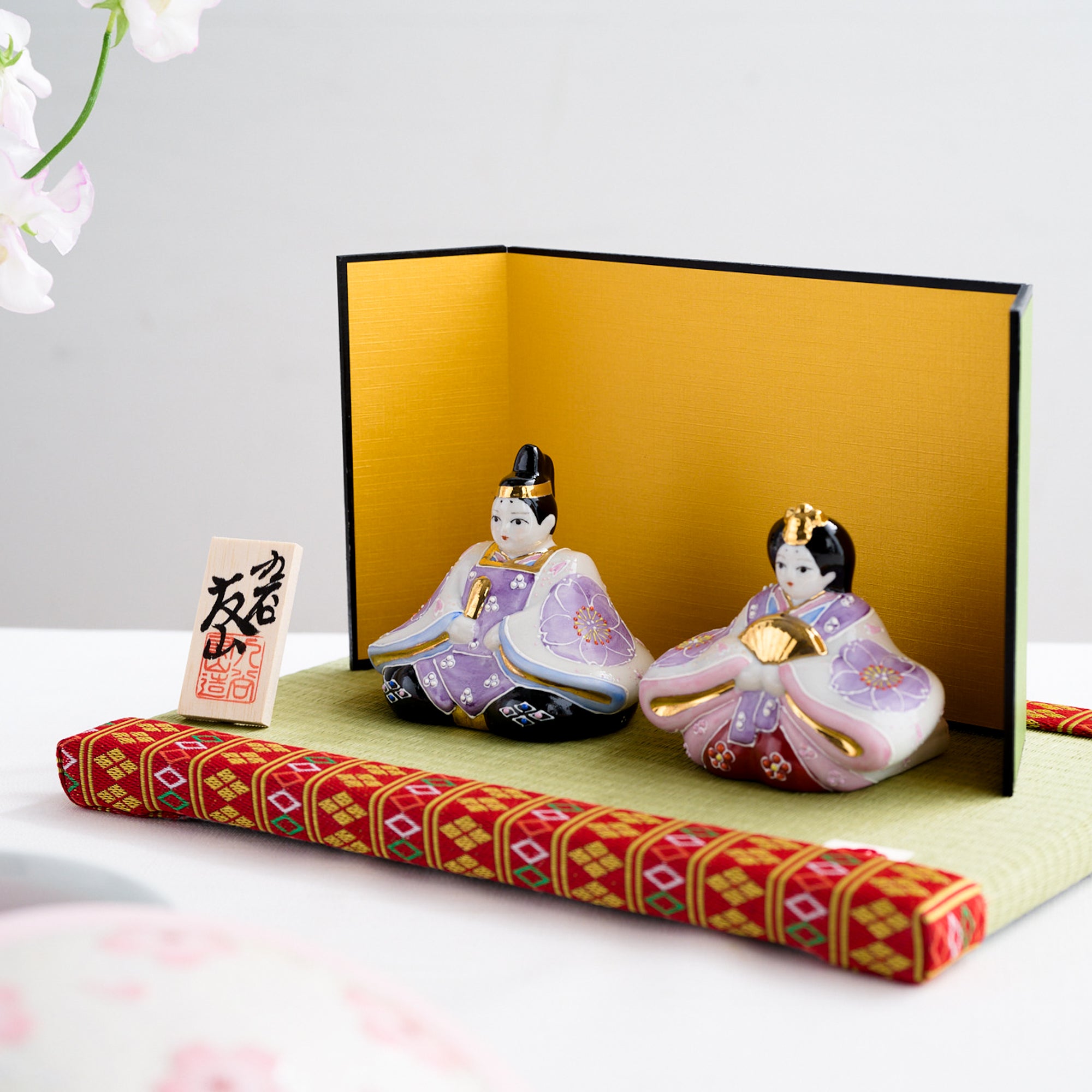 Muñecas Sakura Hina moradas con minitatami