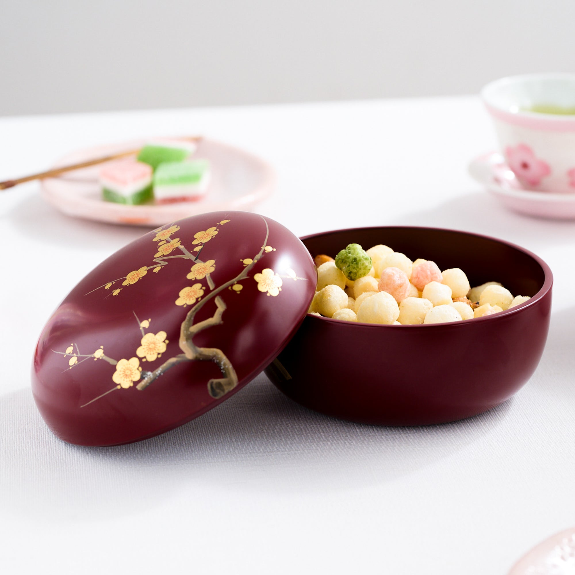 Caja pequeña de dulces Maki-e de rama de ciruelo