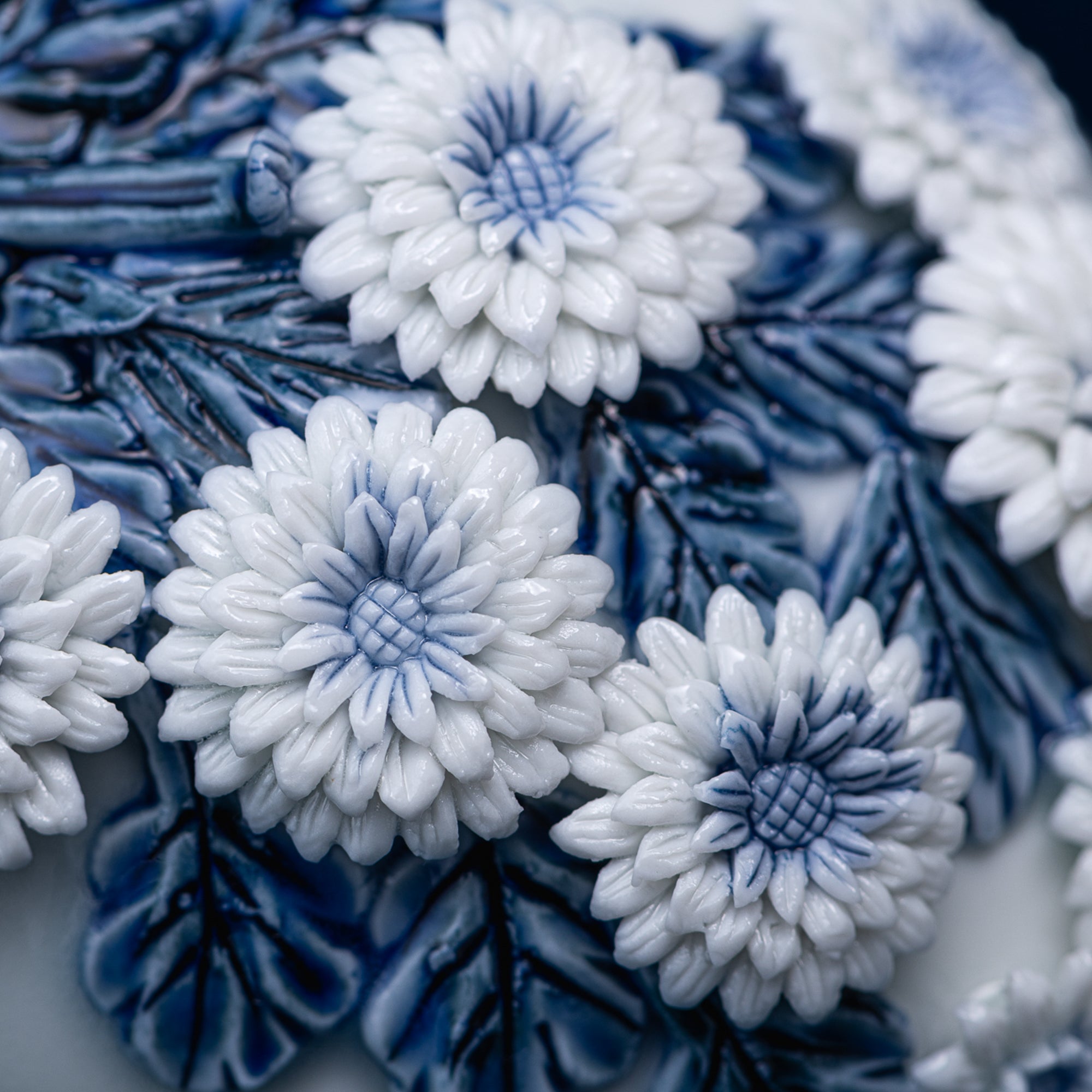 Vase à fleurs Hirado motif chrysanthème et eau courante