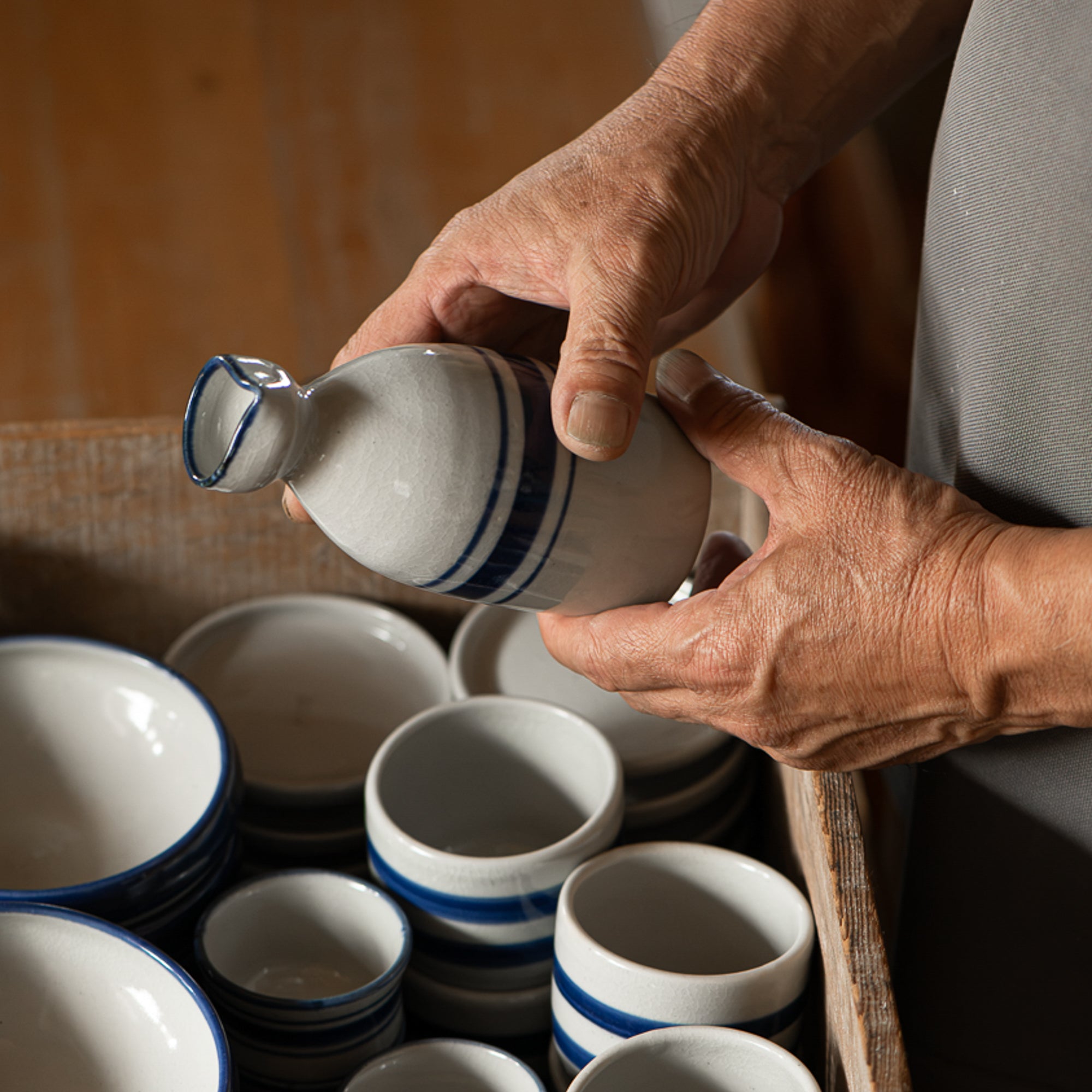 Sake-Karaffe mit blauem Pinselrand