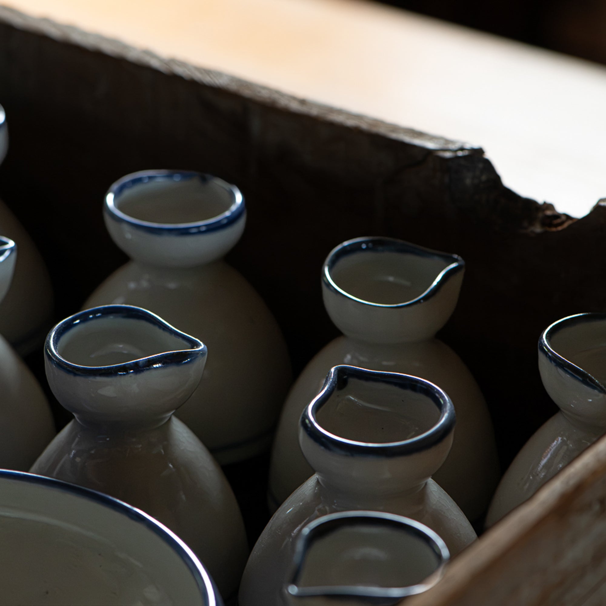 Sake-Karaffe mit blauem Pinselrand