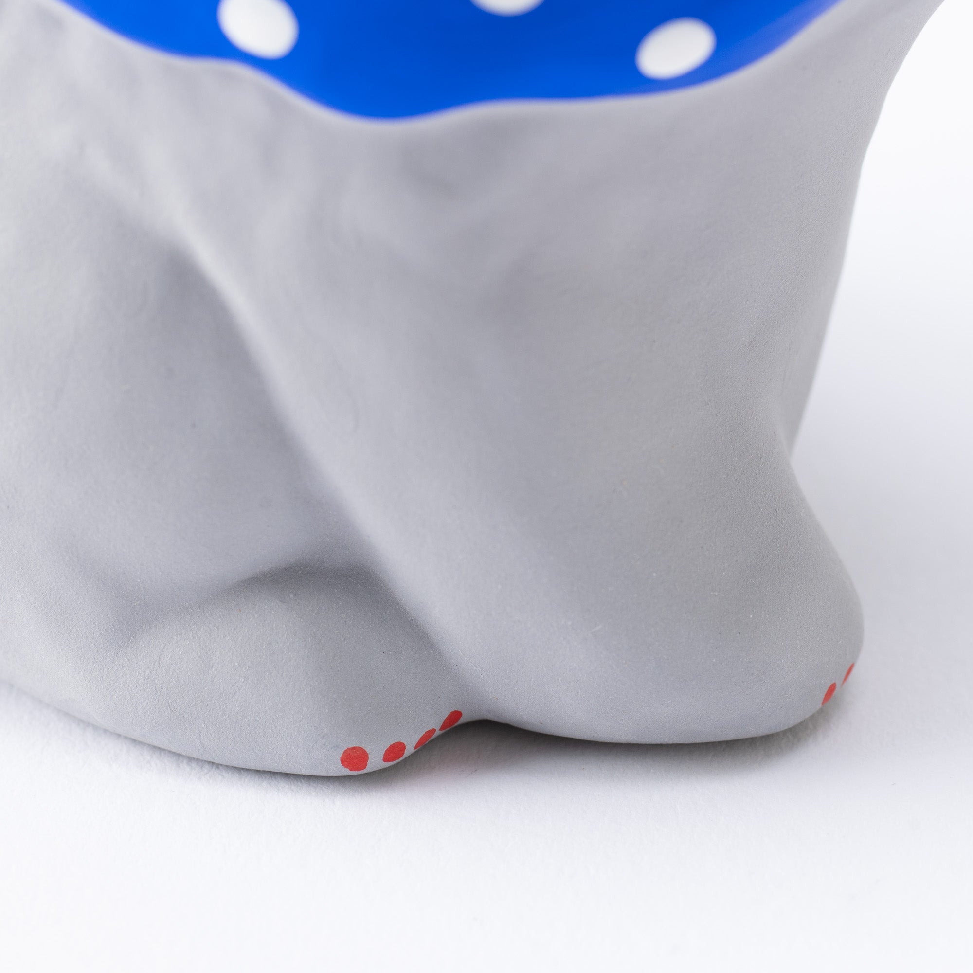 Maneki Neko gris bien vestido