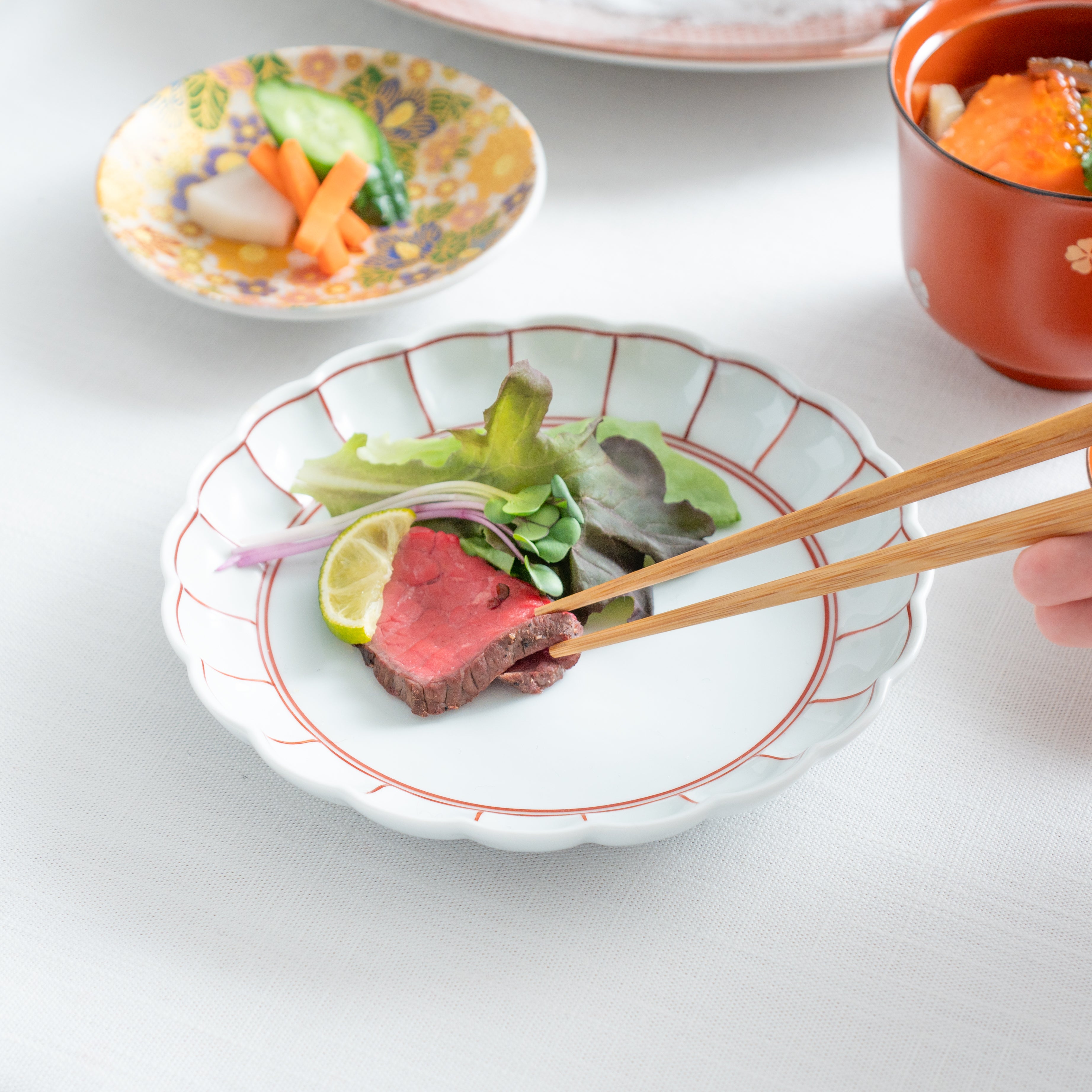 Beilagenteller mit roten Chrysanthemen