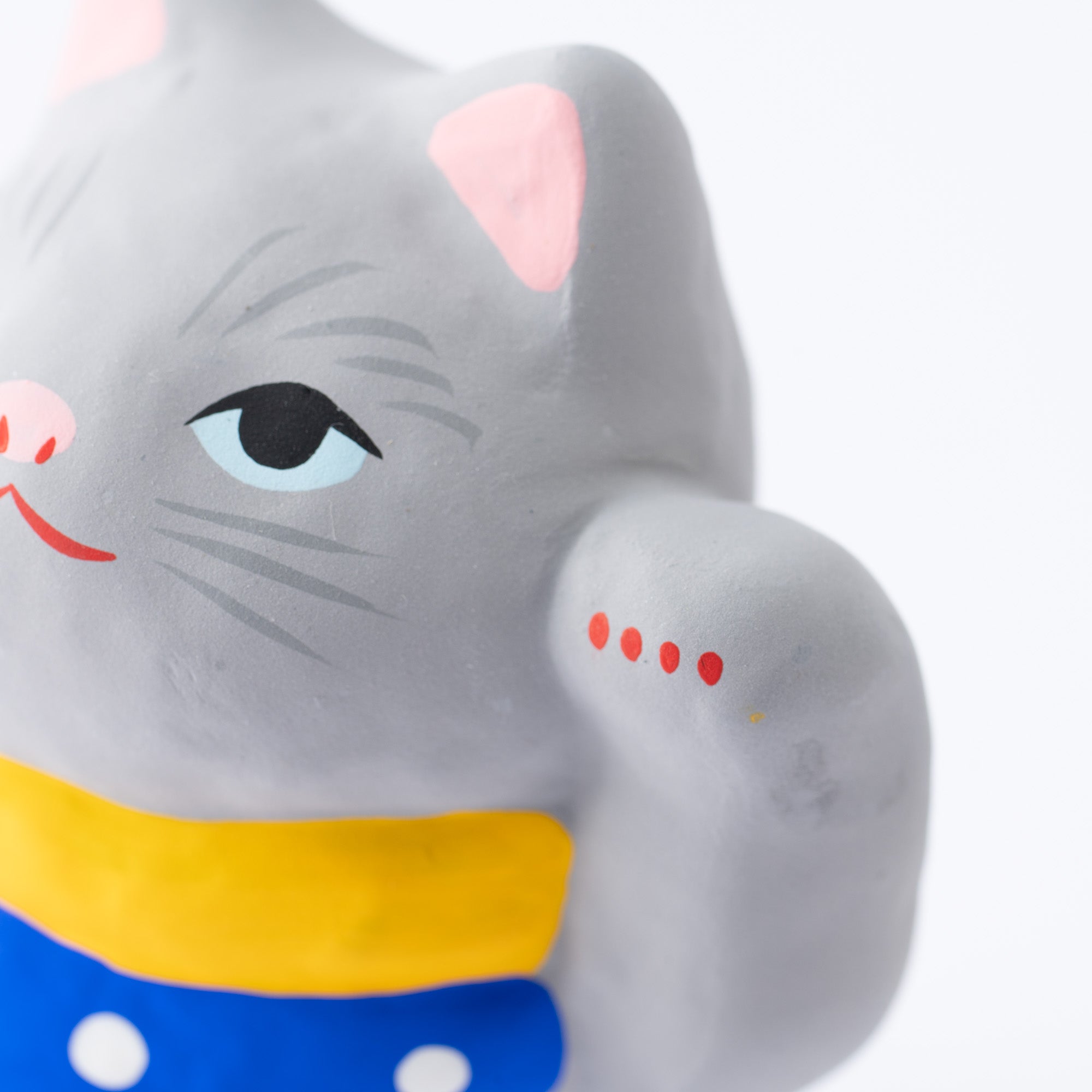 Maneki Neko gris bien vestido