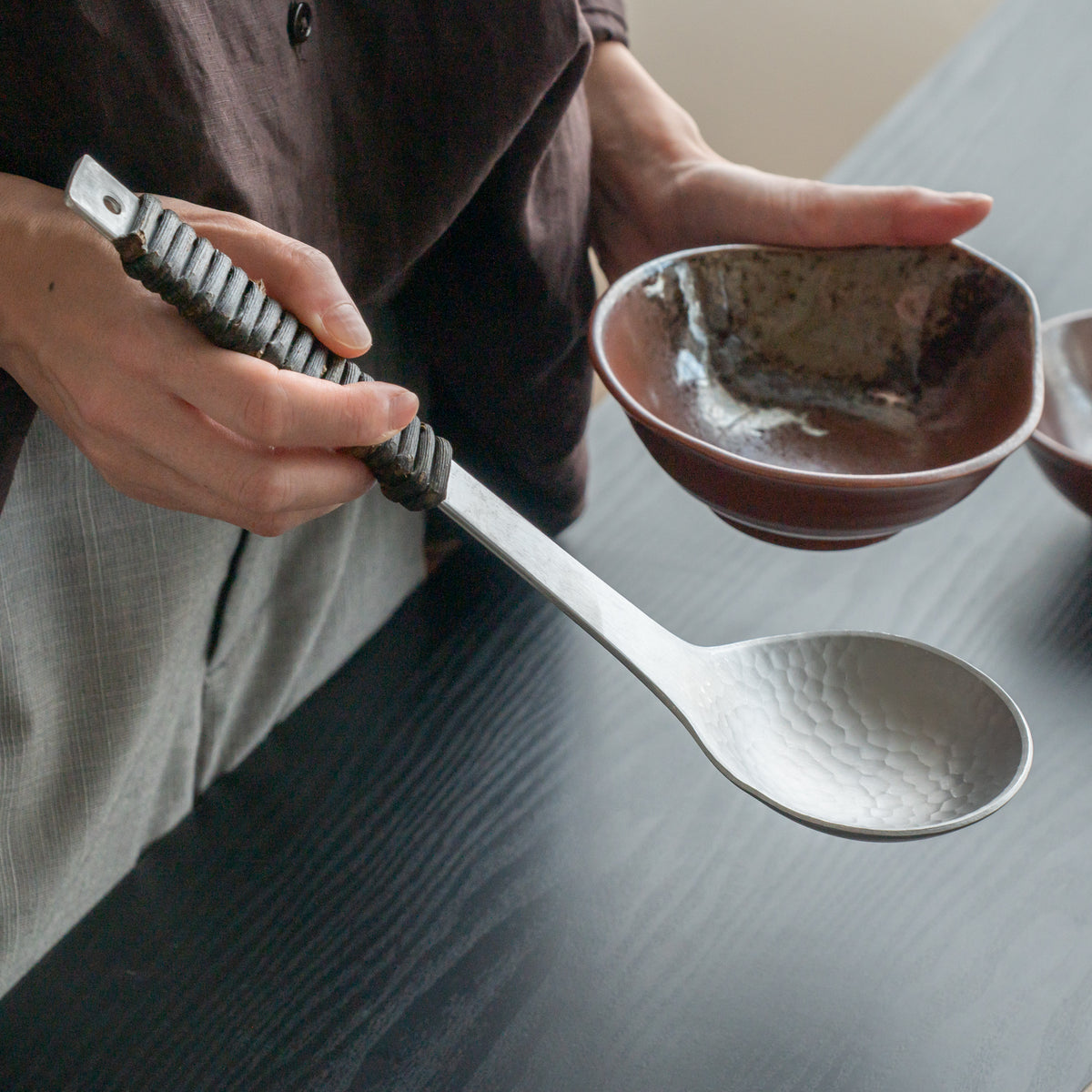 Cucharón de aluminio martillado
