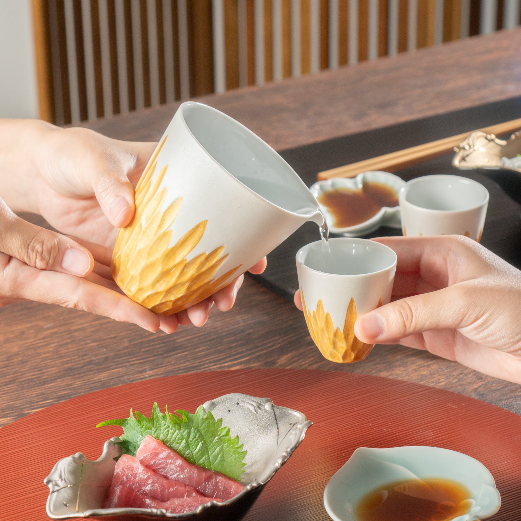 Juego de sake con grabado floral dorado y plateado