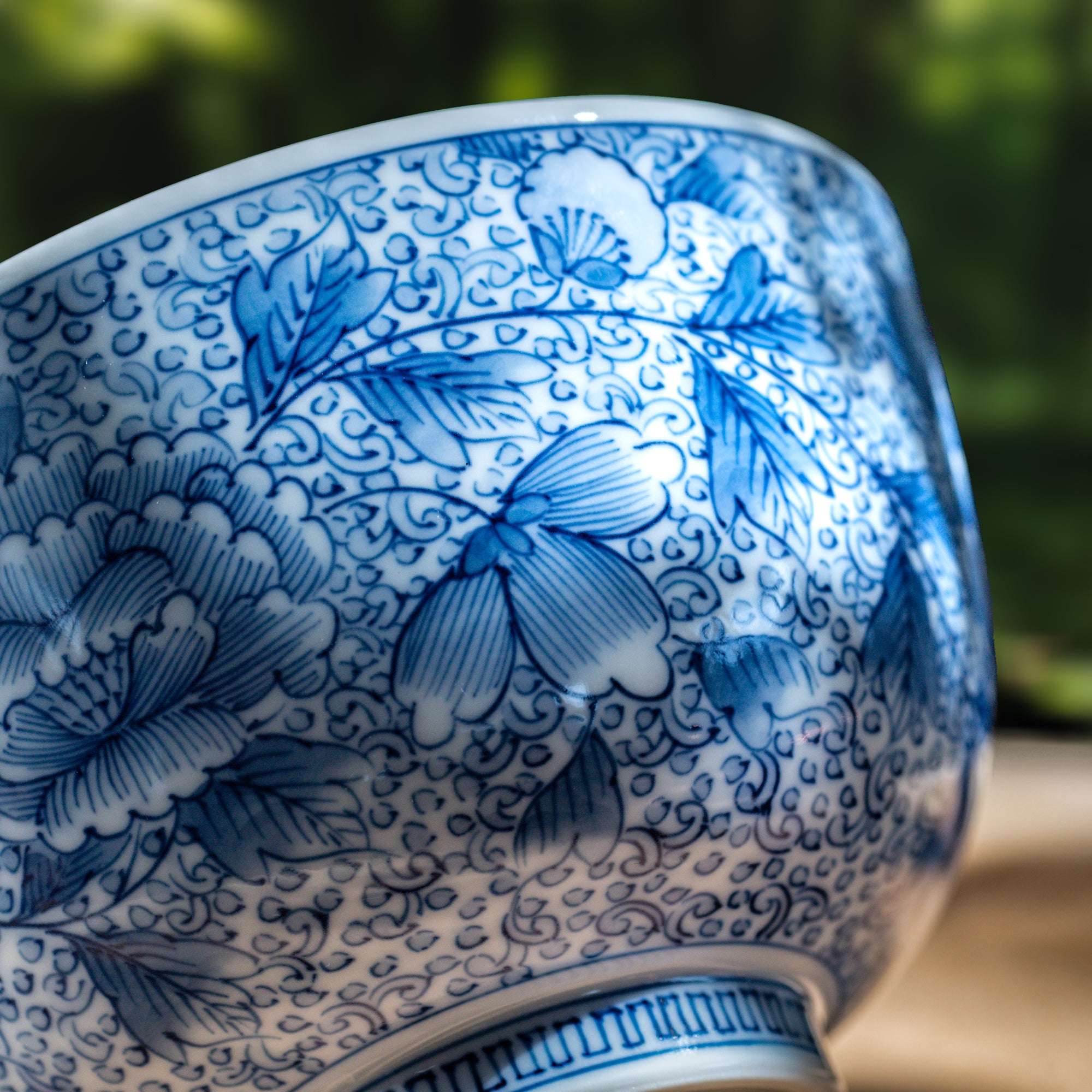 Cuenco de matcha con estampado arabesco de peonías