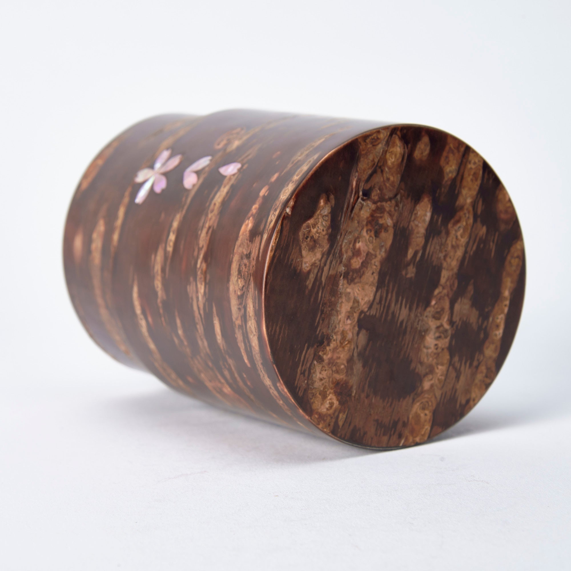 Recipiente para té Sakura Fubuki con incrustaciones de concha rosa