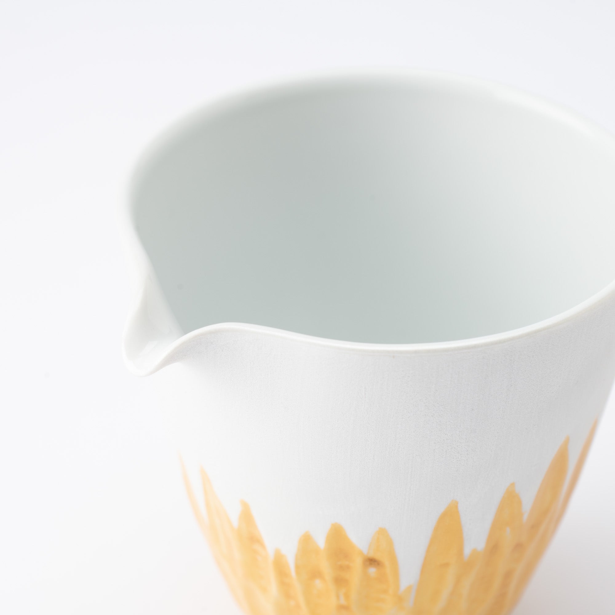 Juego de sake con grabado floral dorado y plateado