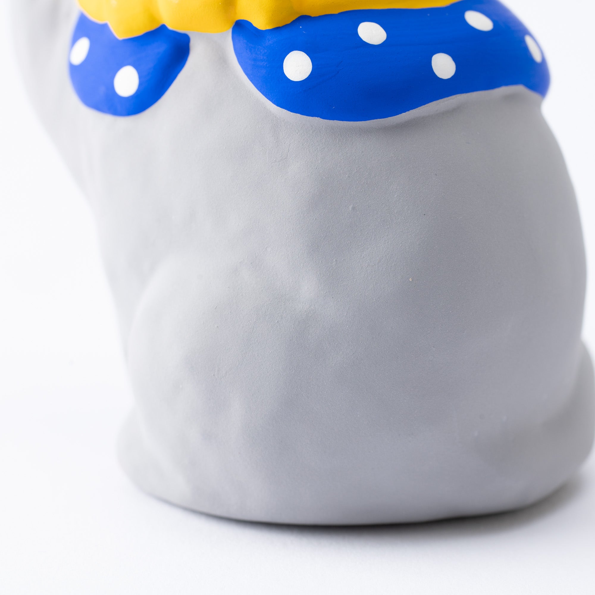 Maneki Neko gris bien vestido
