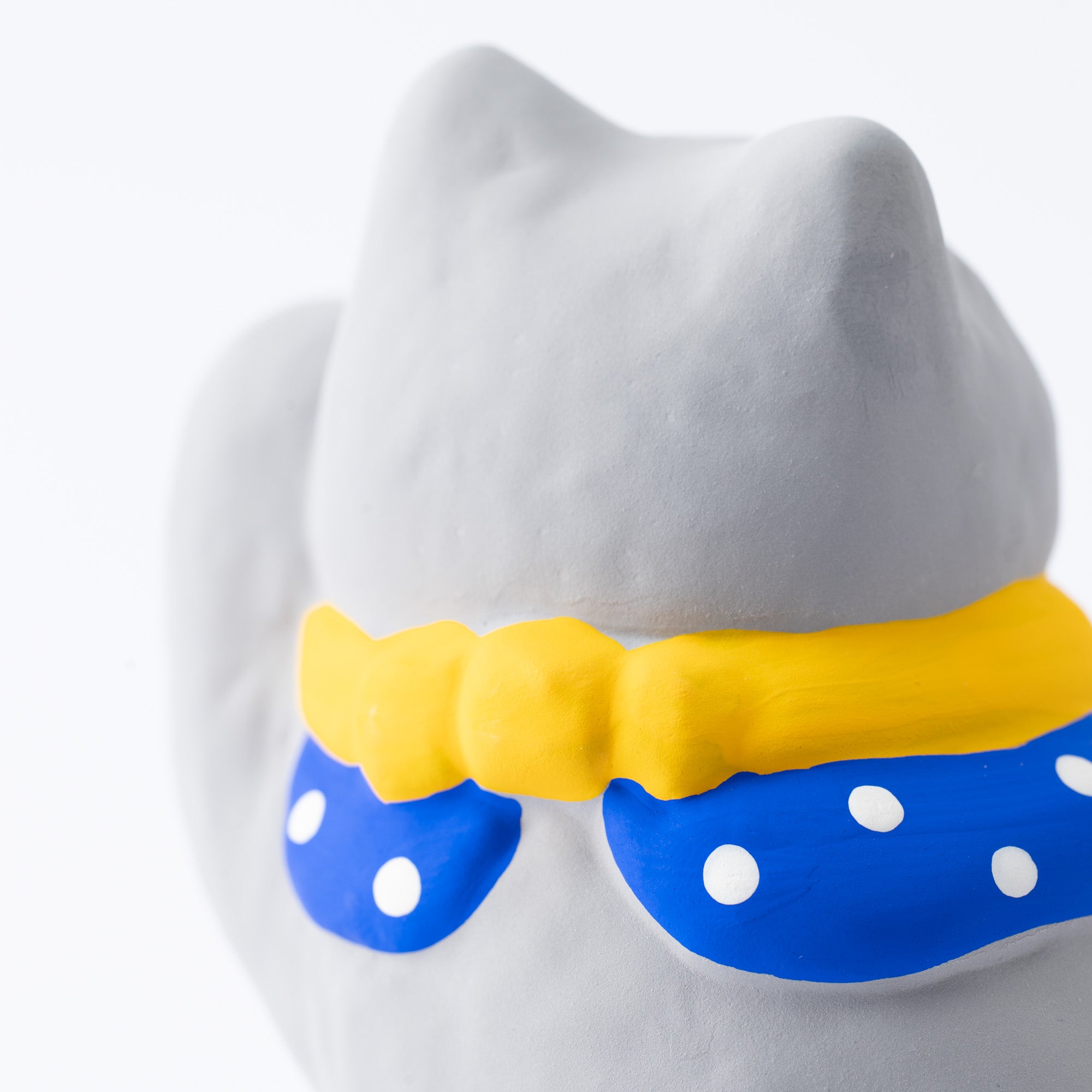 Maneki Neko gris bien vestido