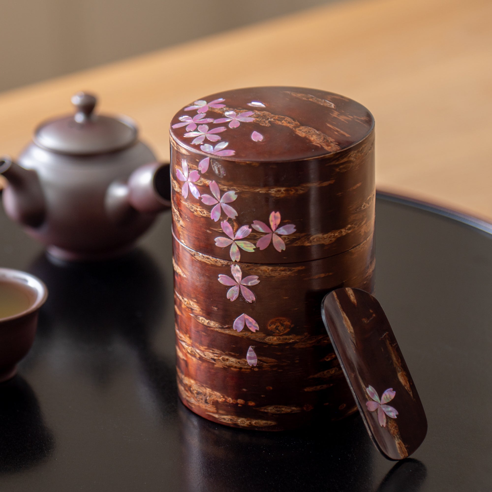 Recipiente para té Sakura Fubuki con incrustaciones de concha rosa