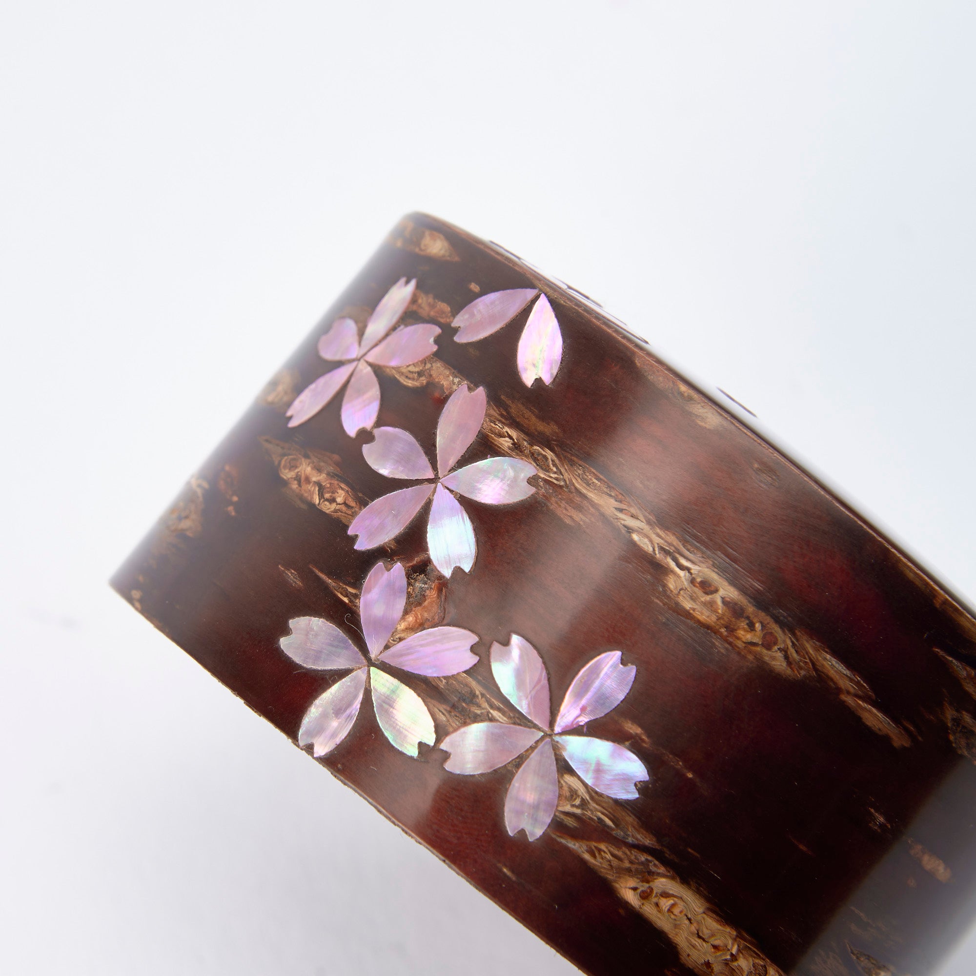 Recipiente para té Sakura Fubuki con incrustaciones de concha rosa