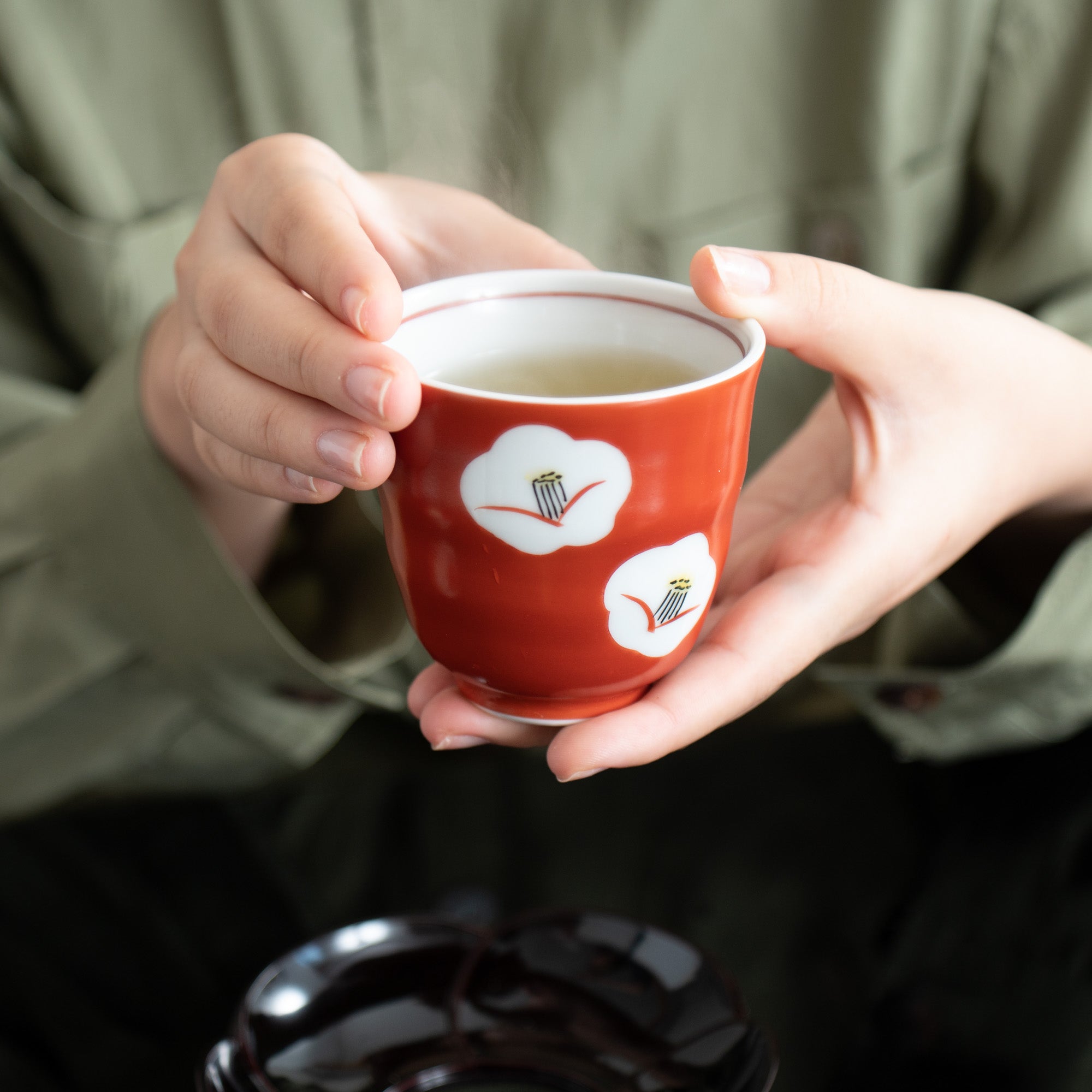Taza de té japonesa Yunomi con camelia blanca