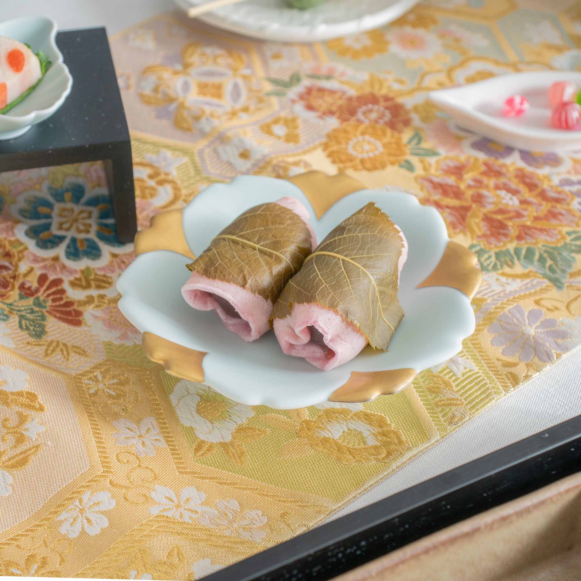 Plato lateral Sakura de oro húmedo