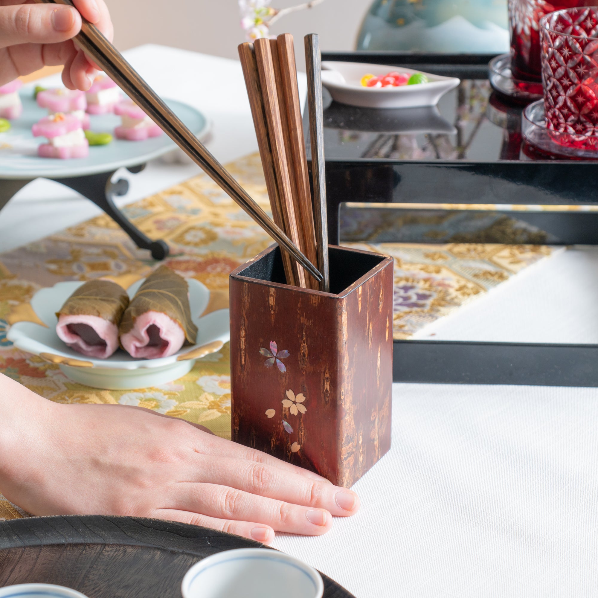 Soporte para cubiertos con incrustaciones de concha de Sakura