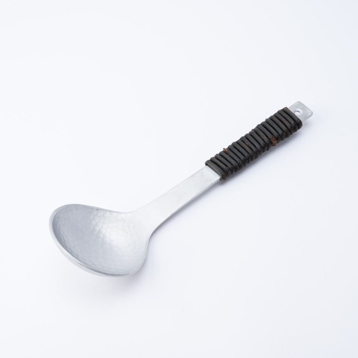 Cucharón de aluminio martillado