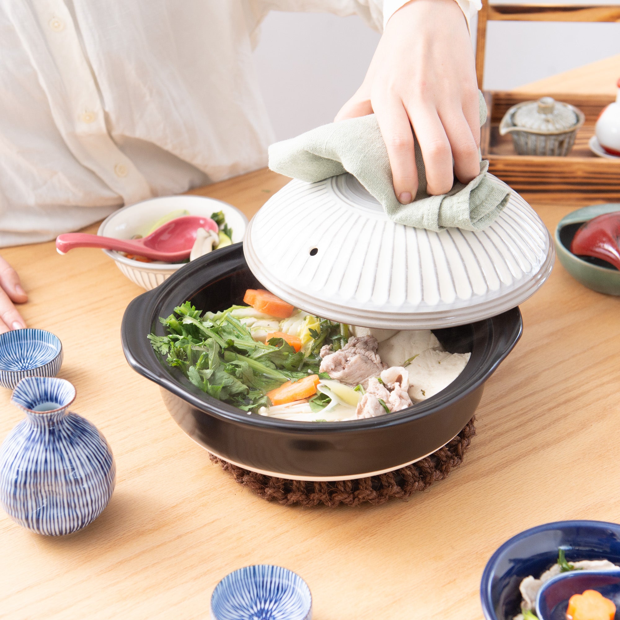Kikka White Chrysanthemum Donabe Japanese Clay Pot for 2 to 3 Persons