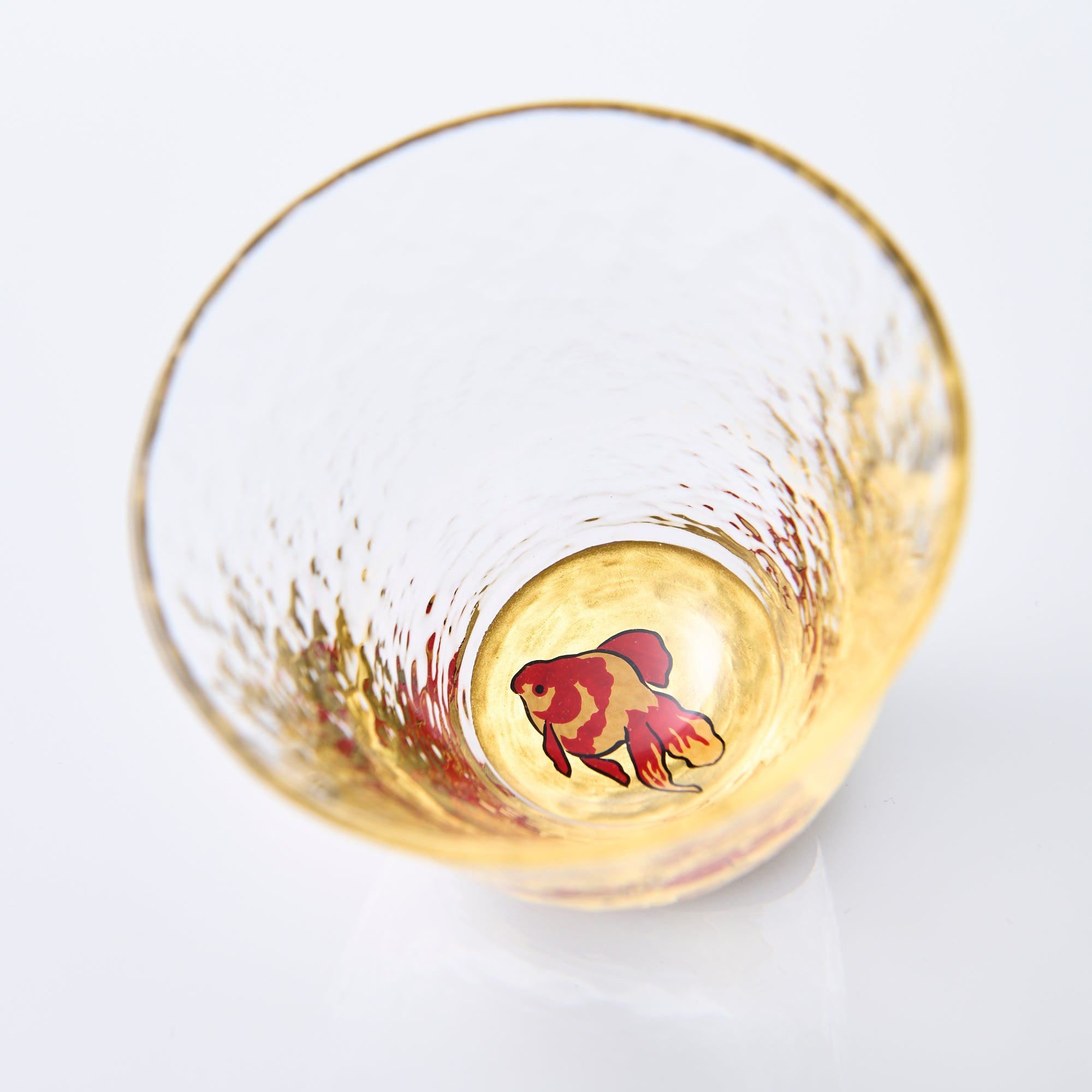 Copa de sake de vidrio Maki-e con forma de pez dorado